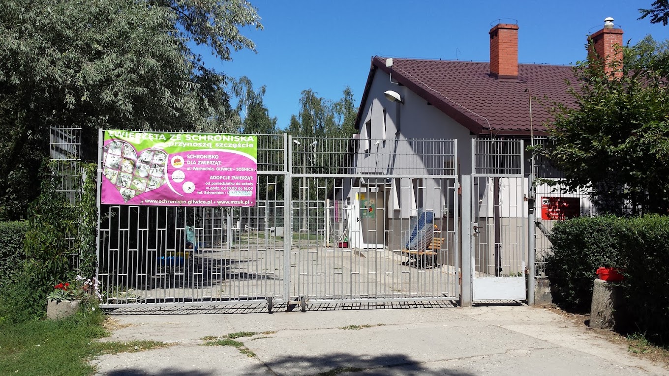brama a za nią budynek schroniska