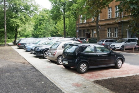Wyremontowane miejsca parkingowe w jednej części ul. Wybrzeże Wojska Polskiego