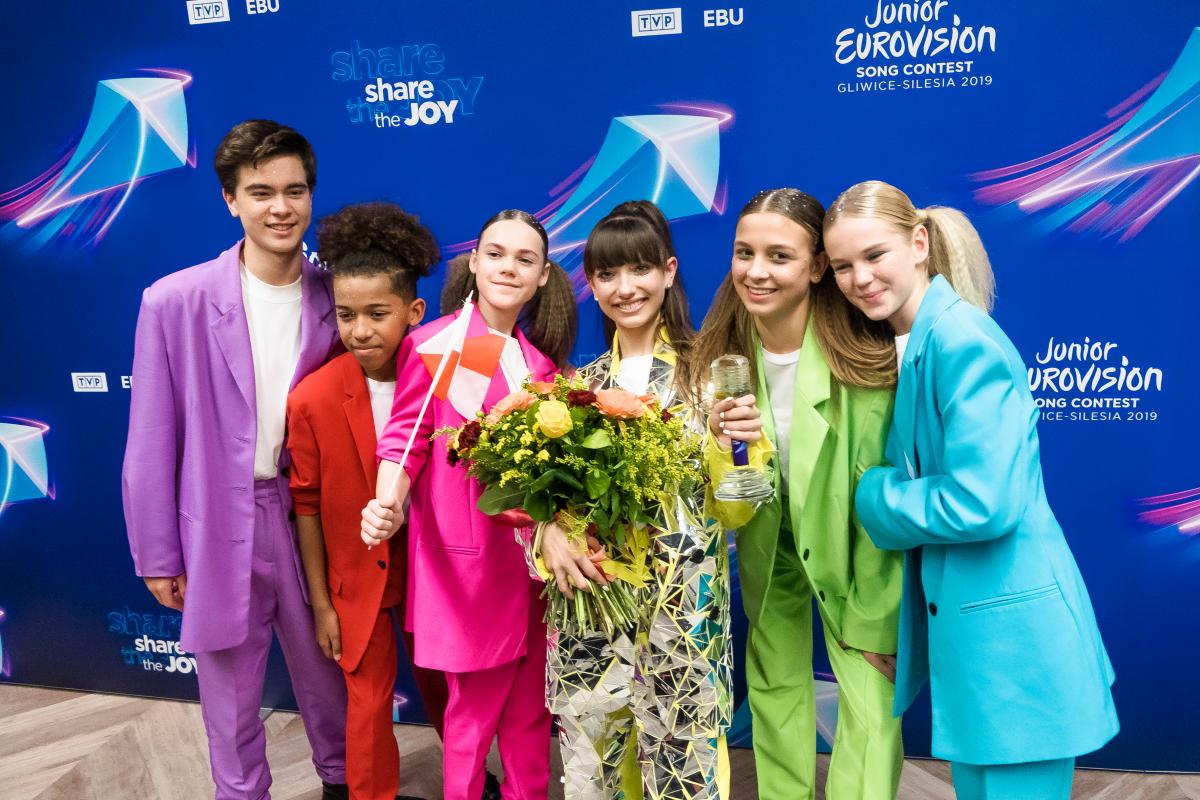 Viki Gabor z innymi artystami podczas finału Eurowizji Junior