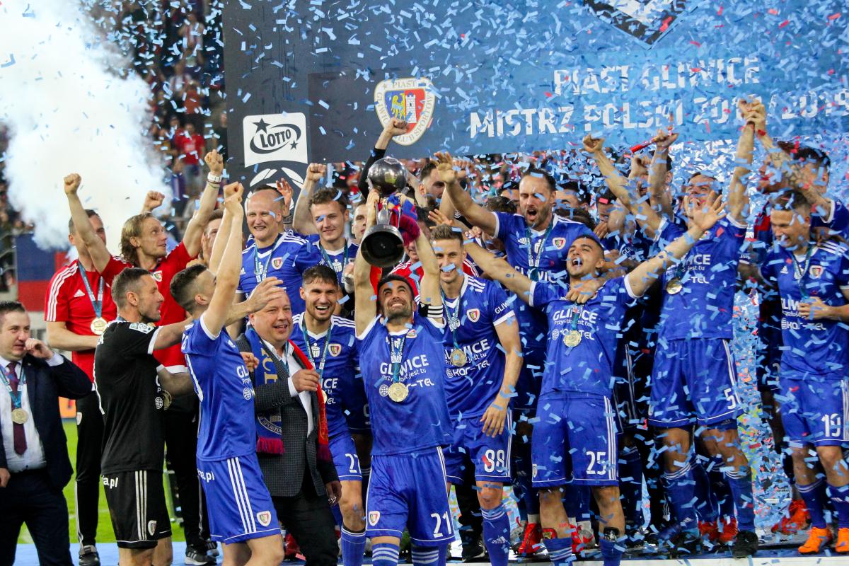 Zawodnicy Piasta Gliwice cieszą się po zwycięstwie