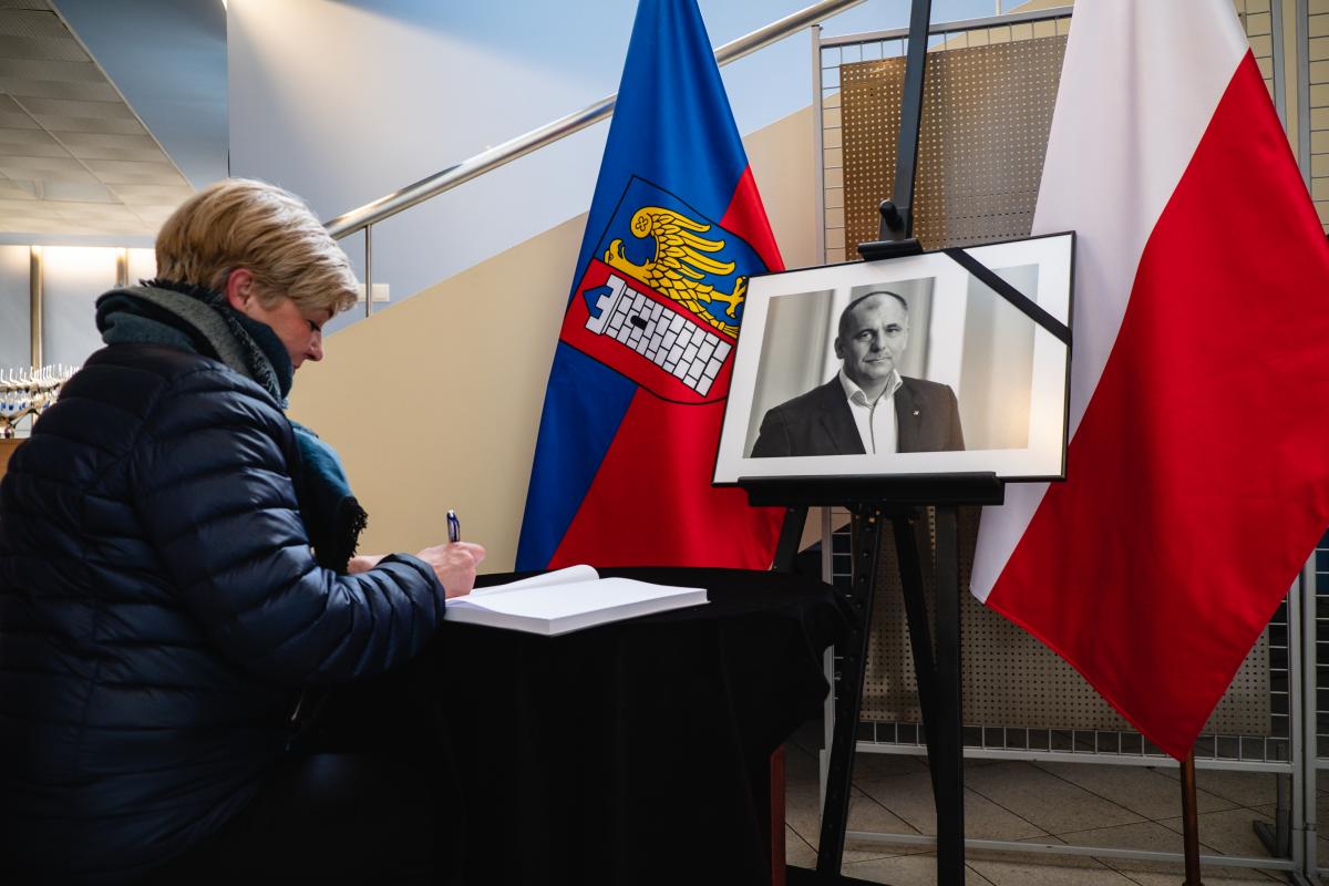 Mieszkańcy Gliwic wpisują się do księgi kondolencyjnej po śmierci zastępcy prezydenta Gliwic Piotra Wieczorka. 
