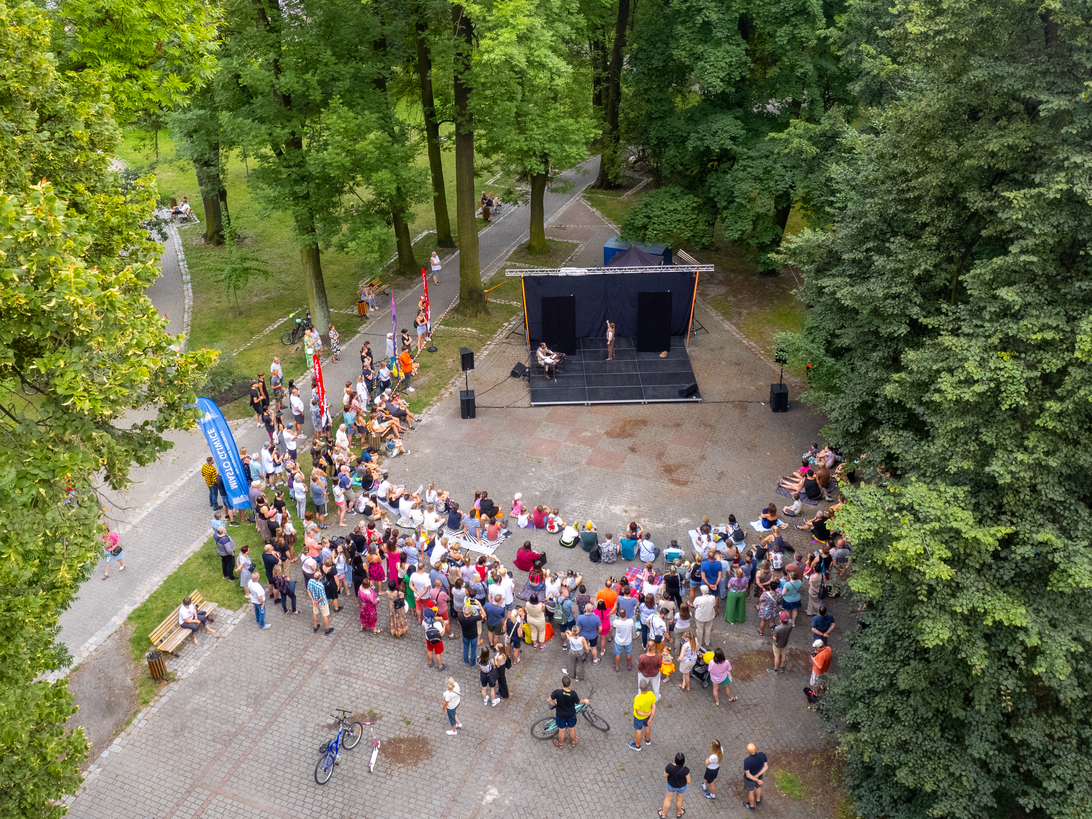 Plenerowa scena w parku i publiczność, zdjęcie z góry
