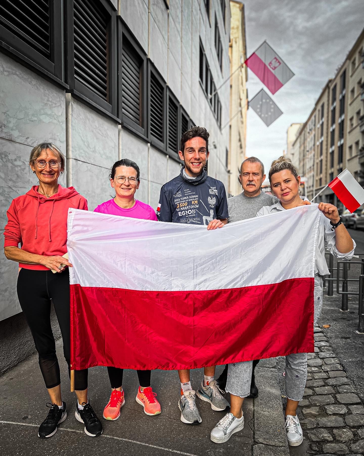 Tomasz Sobania z kibicami i flagą Polski