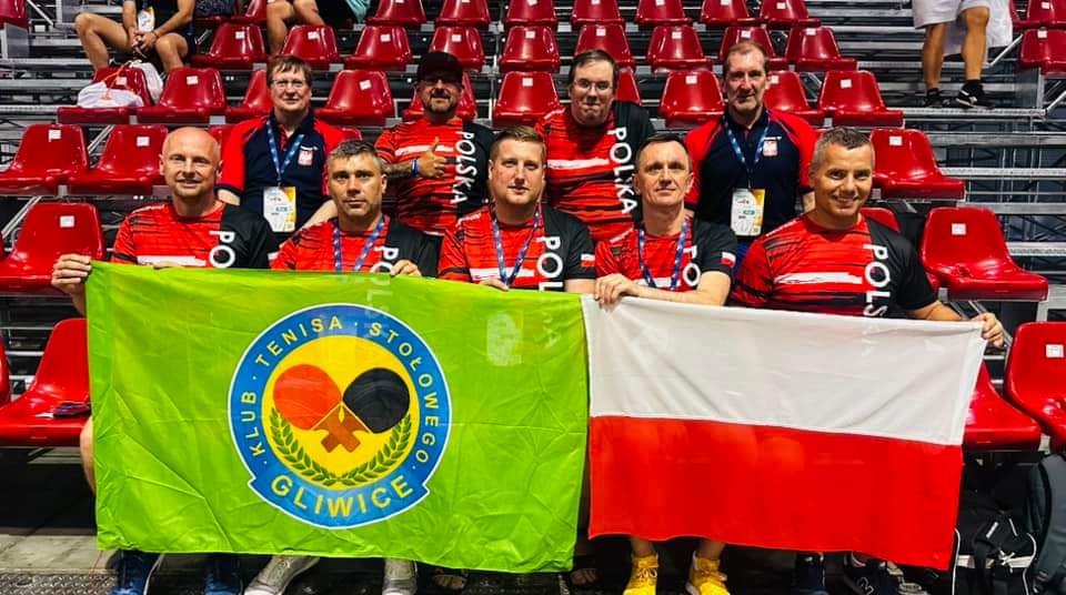 Zawodnicy KTS Gliwice z polską flagą