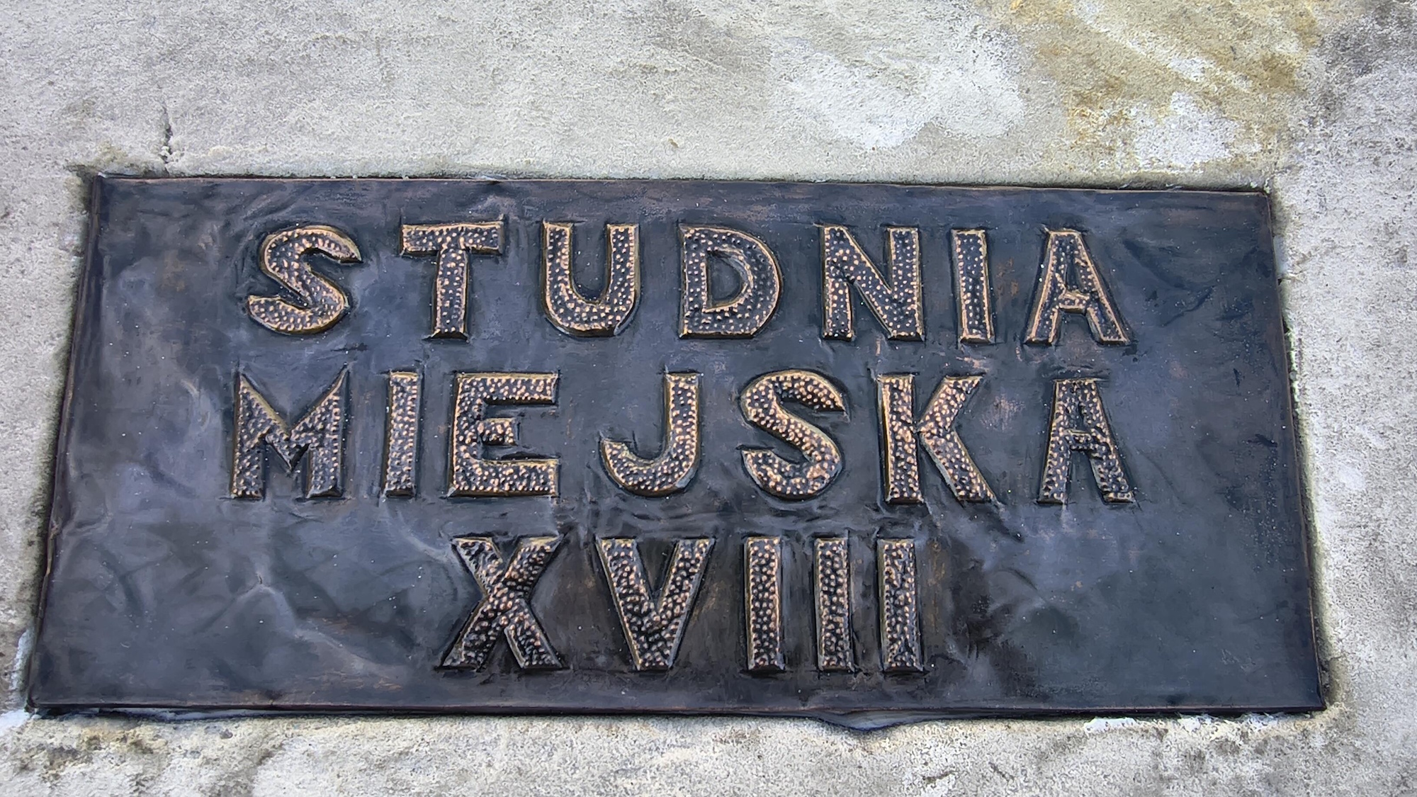 tablica z napisem Studnia Miejska XVIII