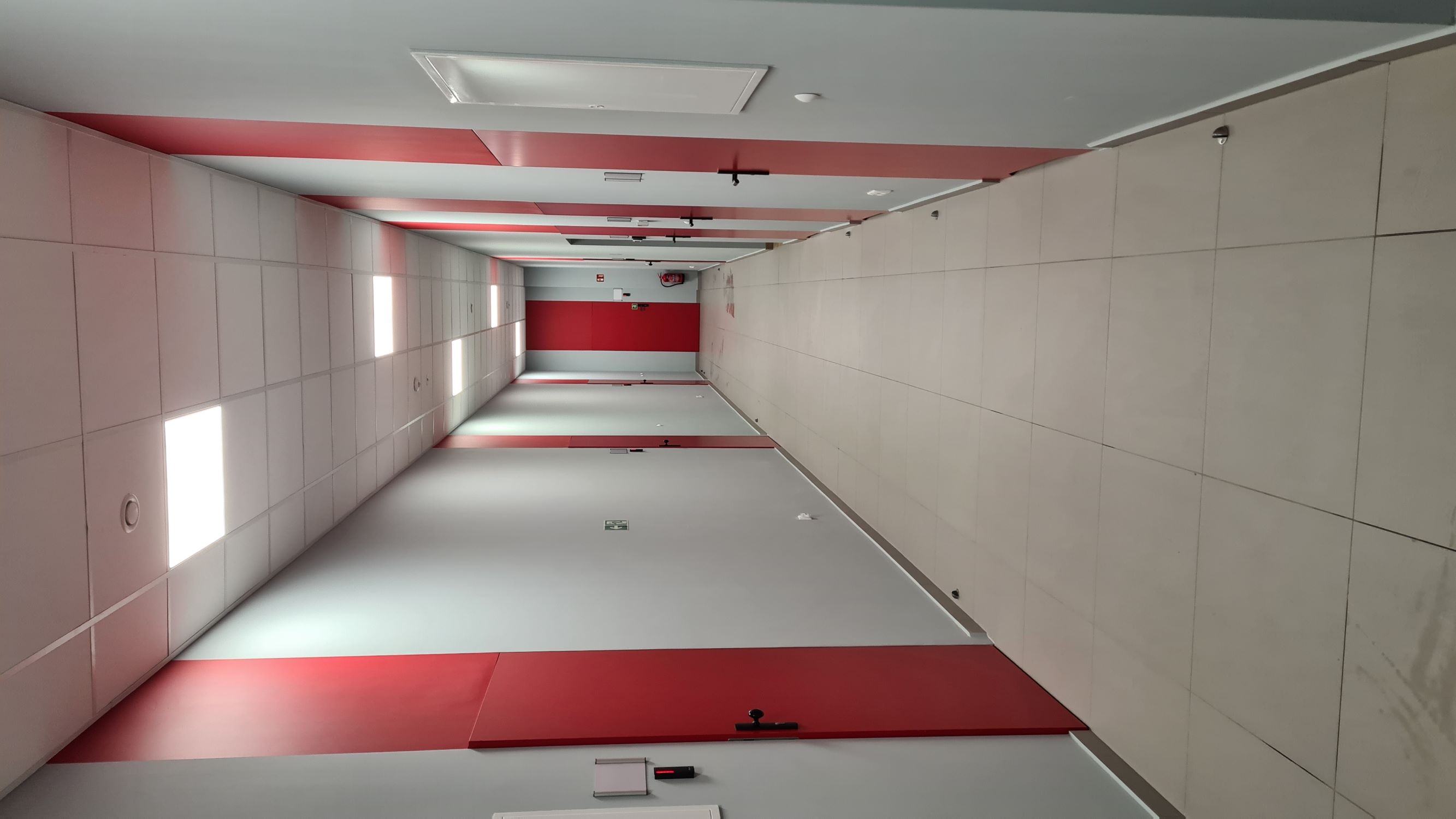 Wyremontowany korytarz w najmłodszym skrzydle budynku KM PSP w Gliwicach