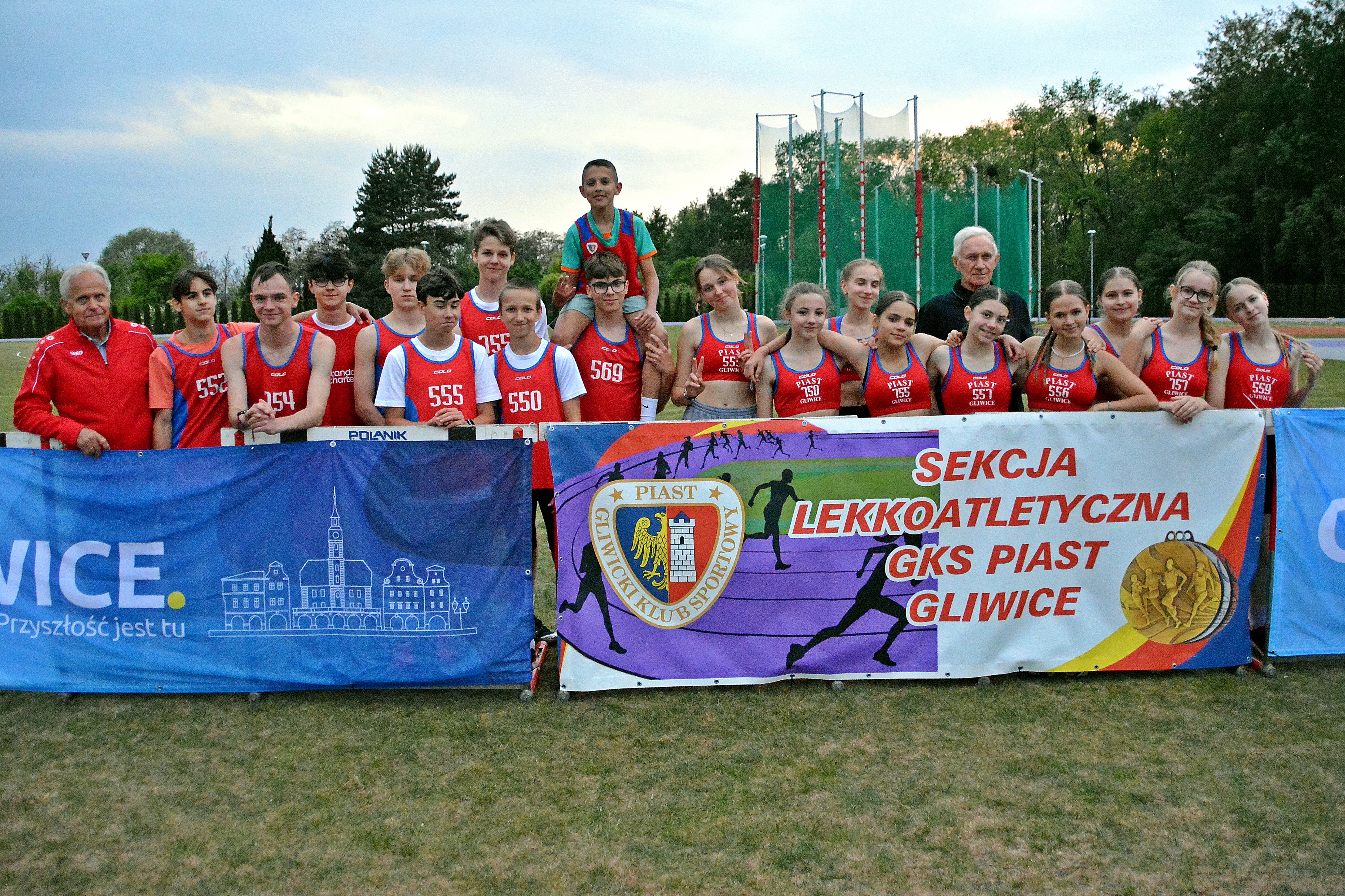 Zdjęcie grupowe reprezentacji sekcji lekkoatletycznej Piasta Gliwice