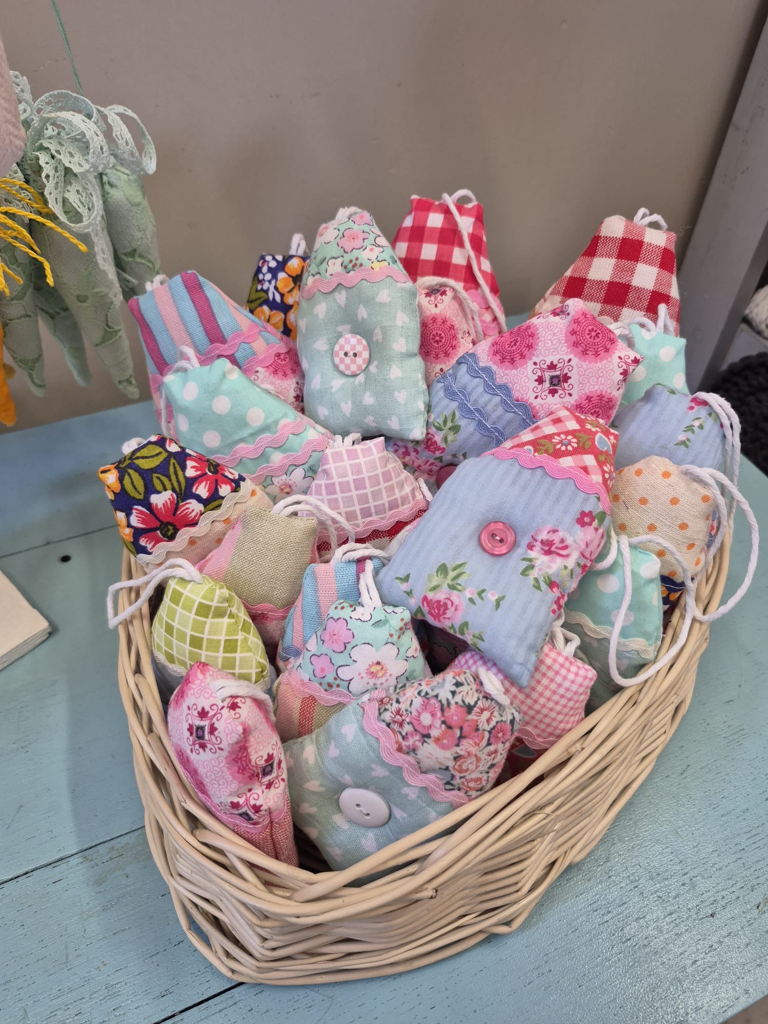 koszyczek ze świątecznymi ozdobami