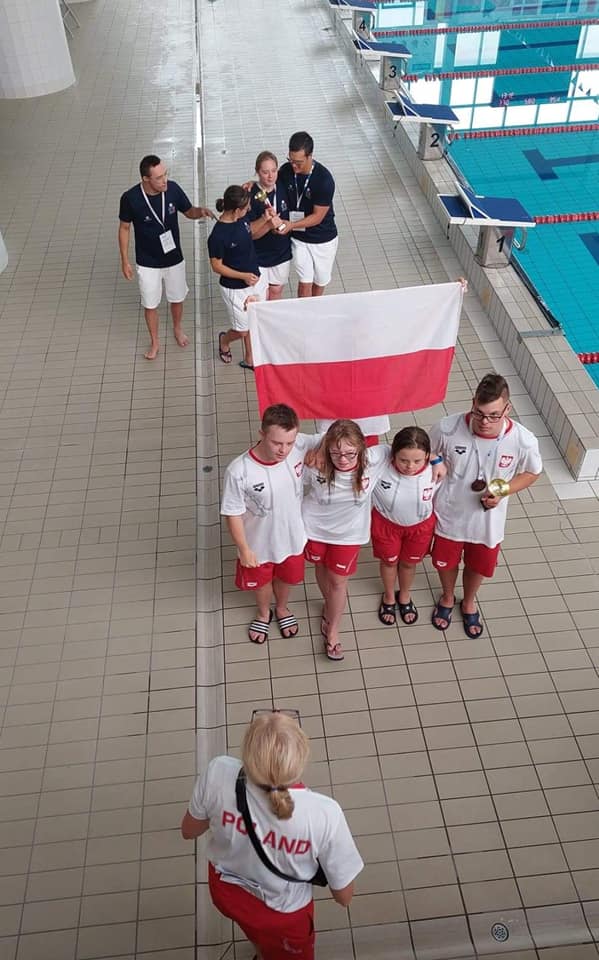 Reprezentanci Polski niosący biało-czerwoną flagę