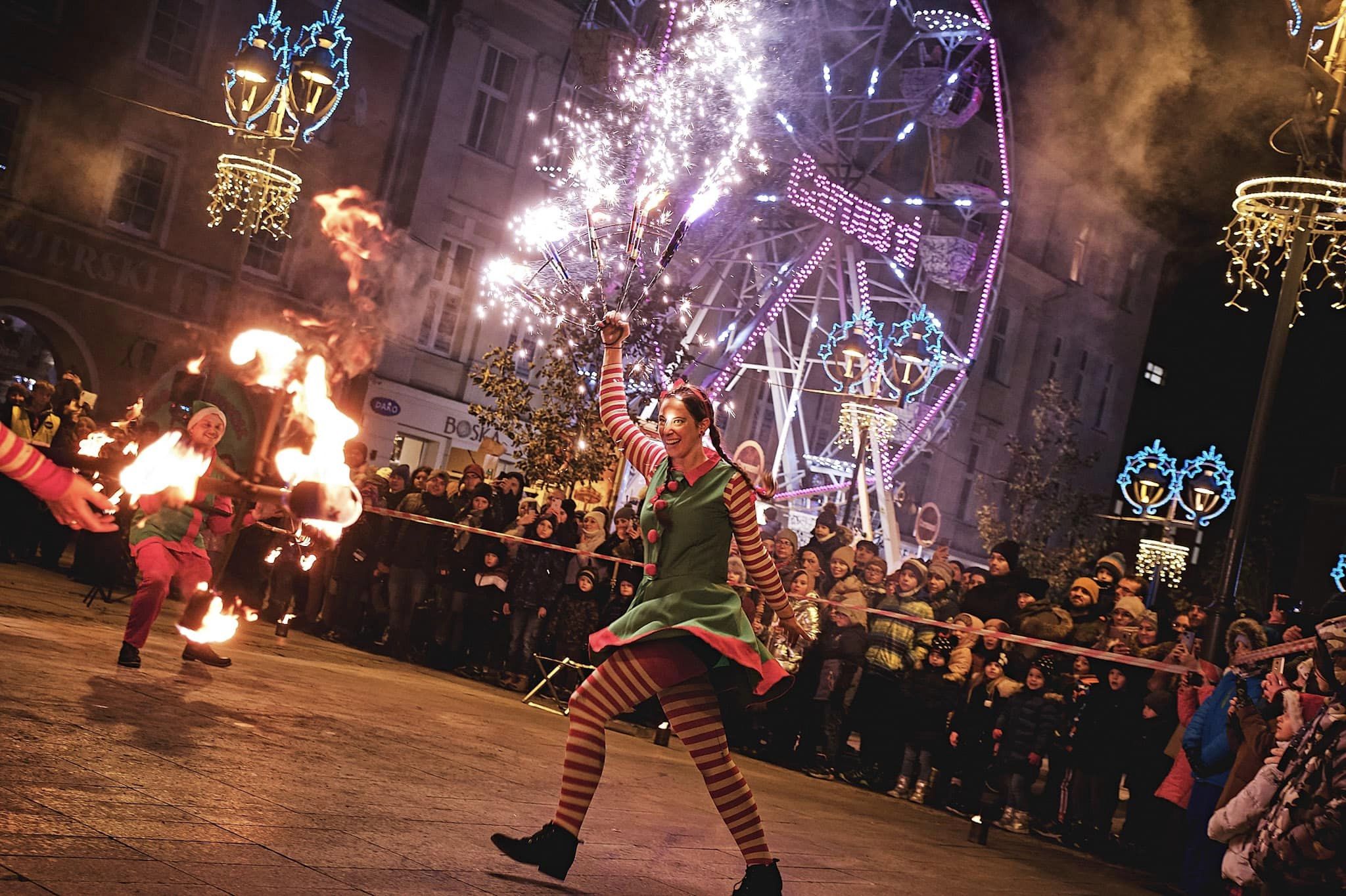 Elfy żonglujące ogniem przed publicznością na Rynku