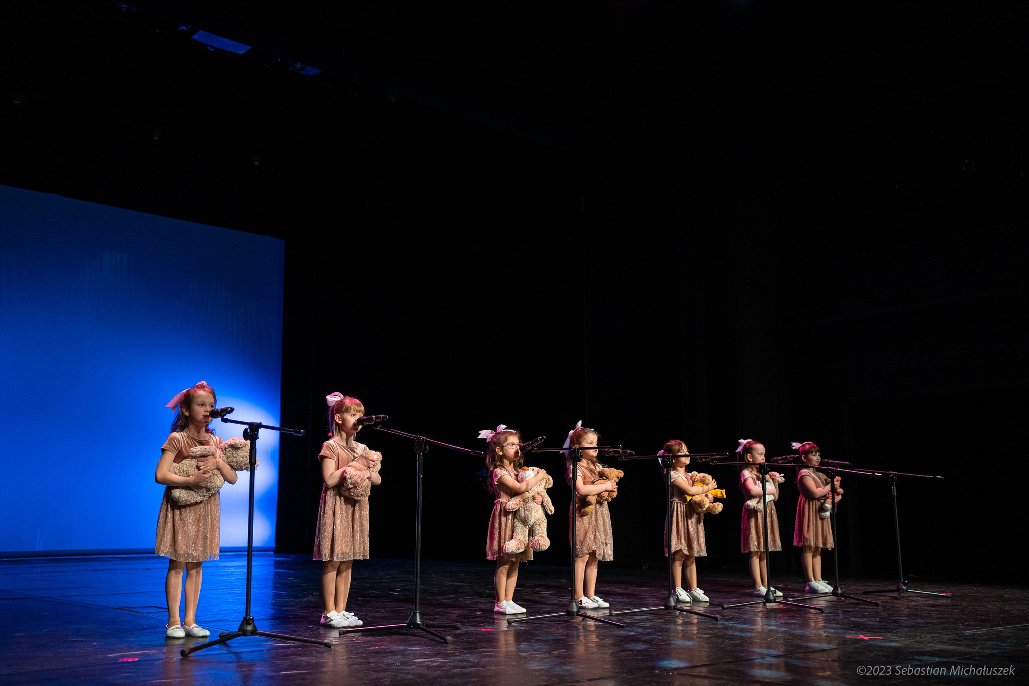 Dziewczynki śpiewające na scenie