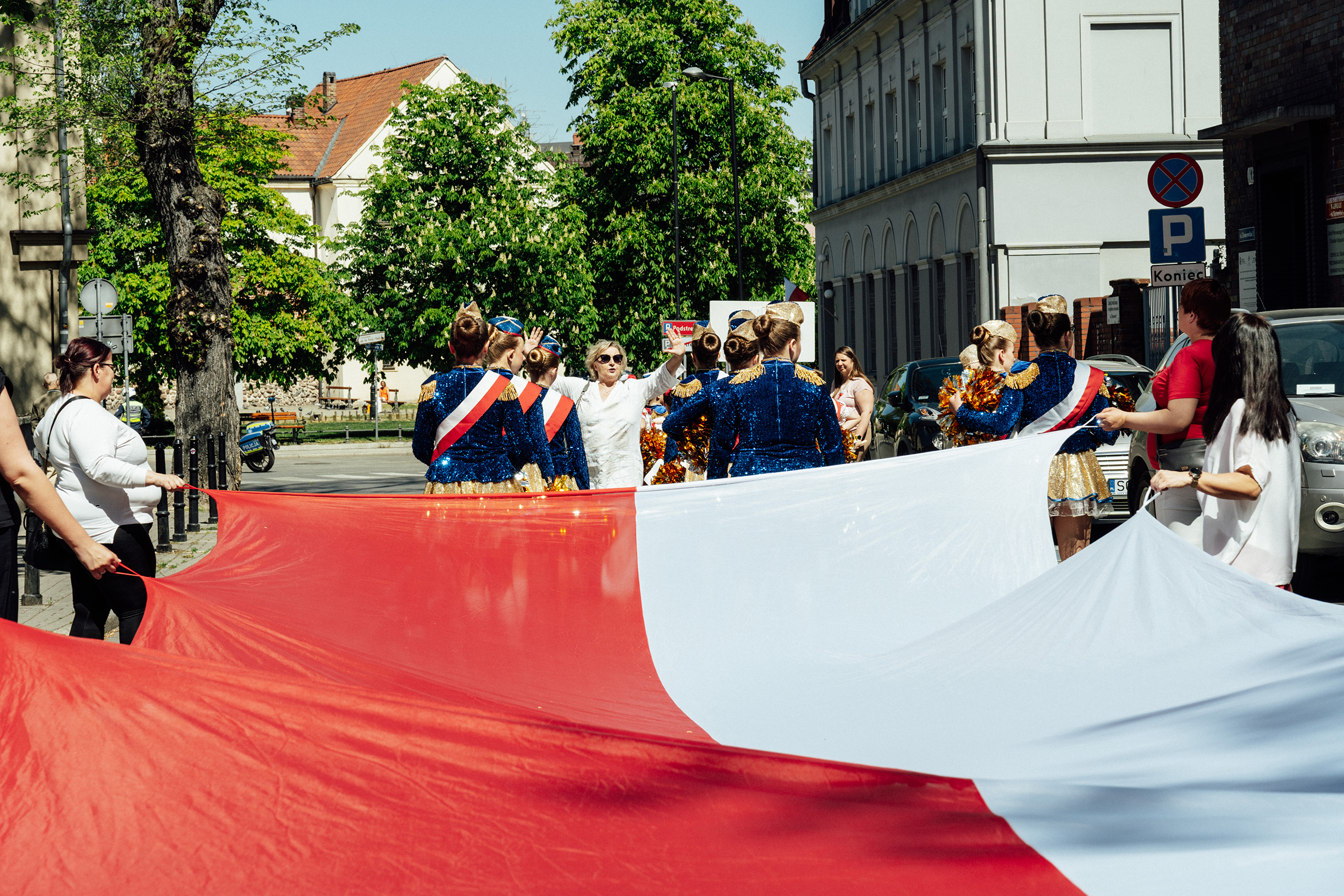 Flaga Polski podczas przemarszu podczas obchodów Święta Konstytucji w Gliwicach