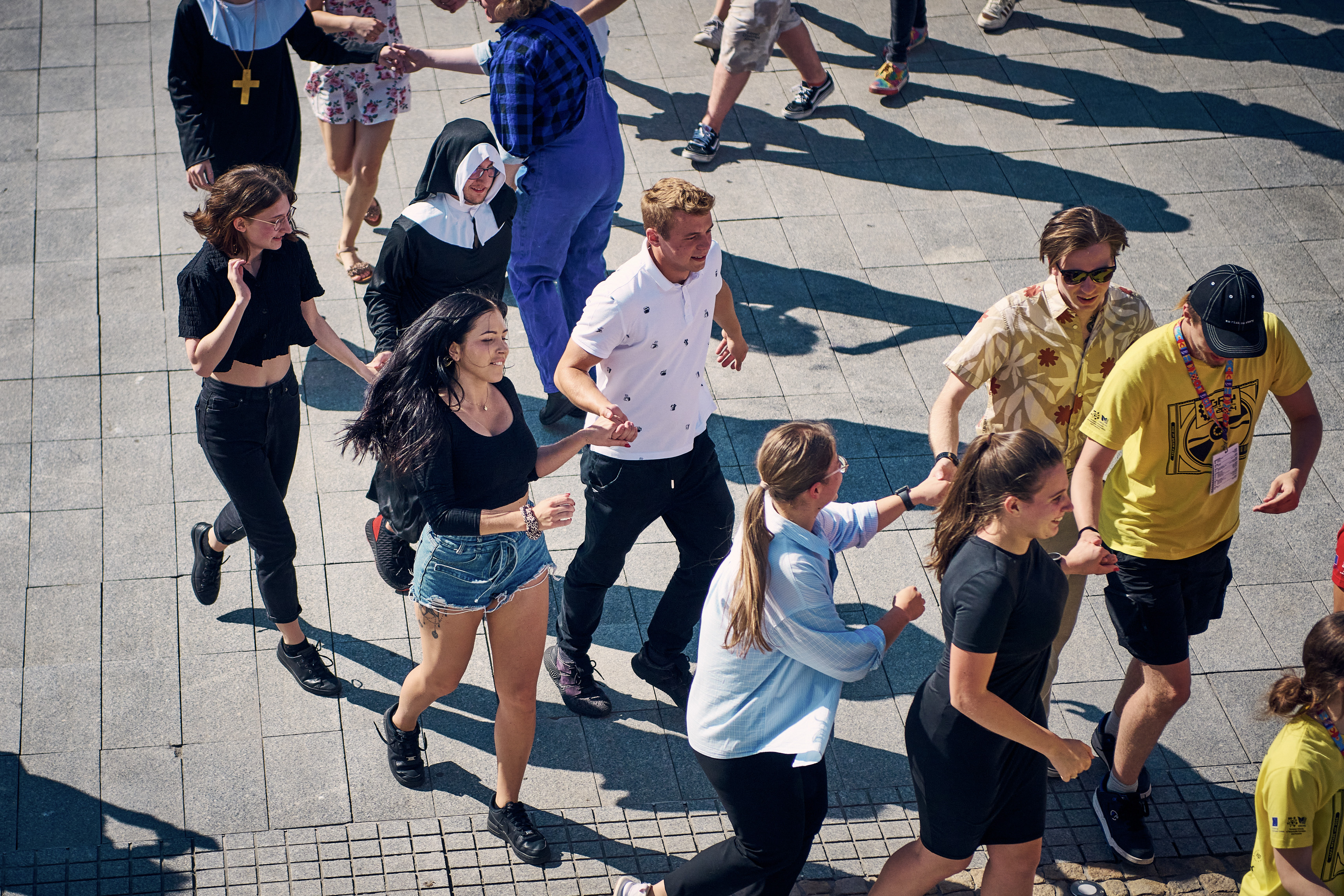Studenci tańczący radosną Belgijkę