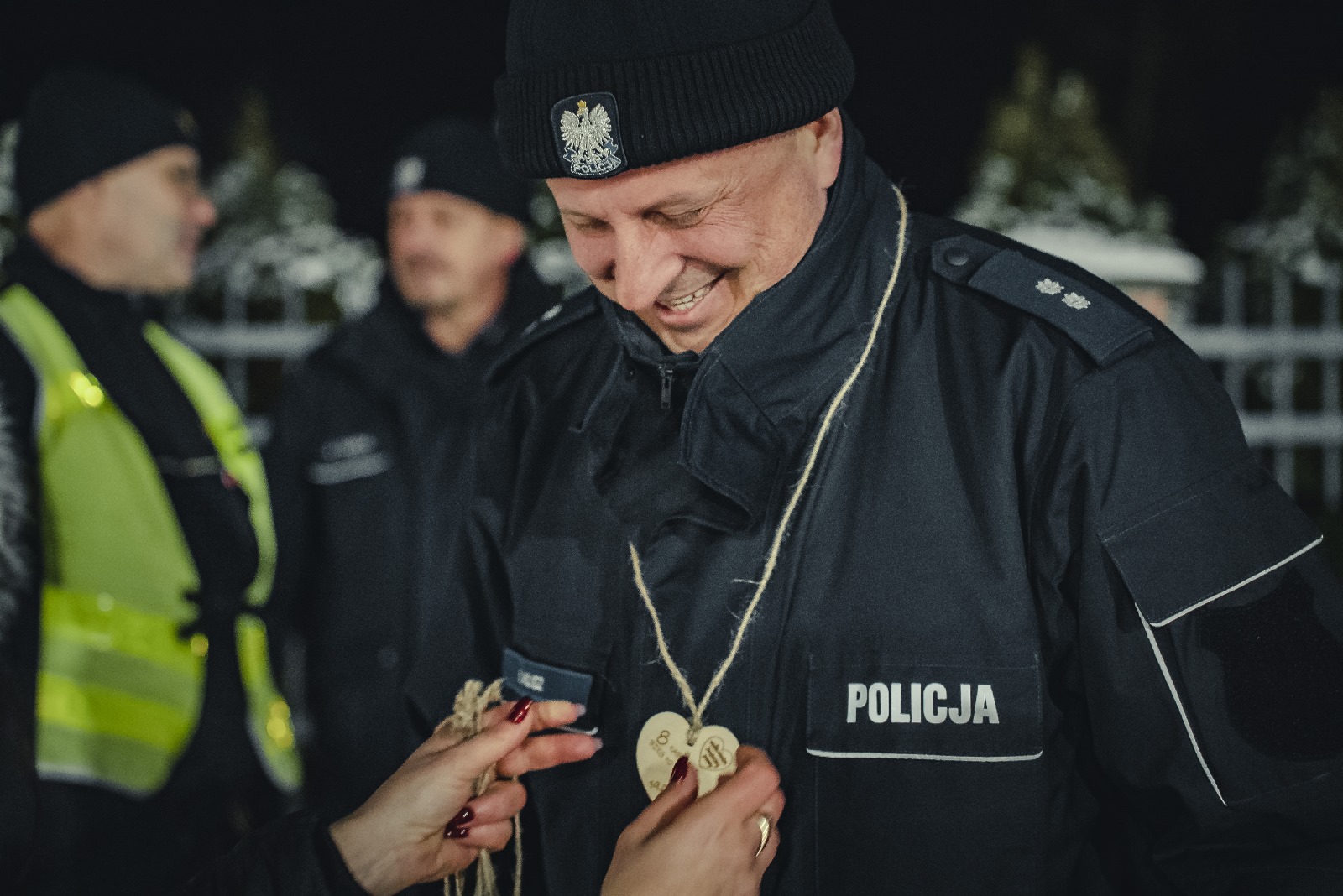 Policjant otrzymujący medal