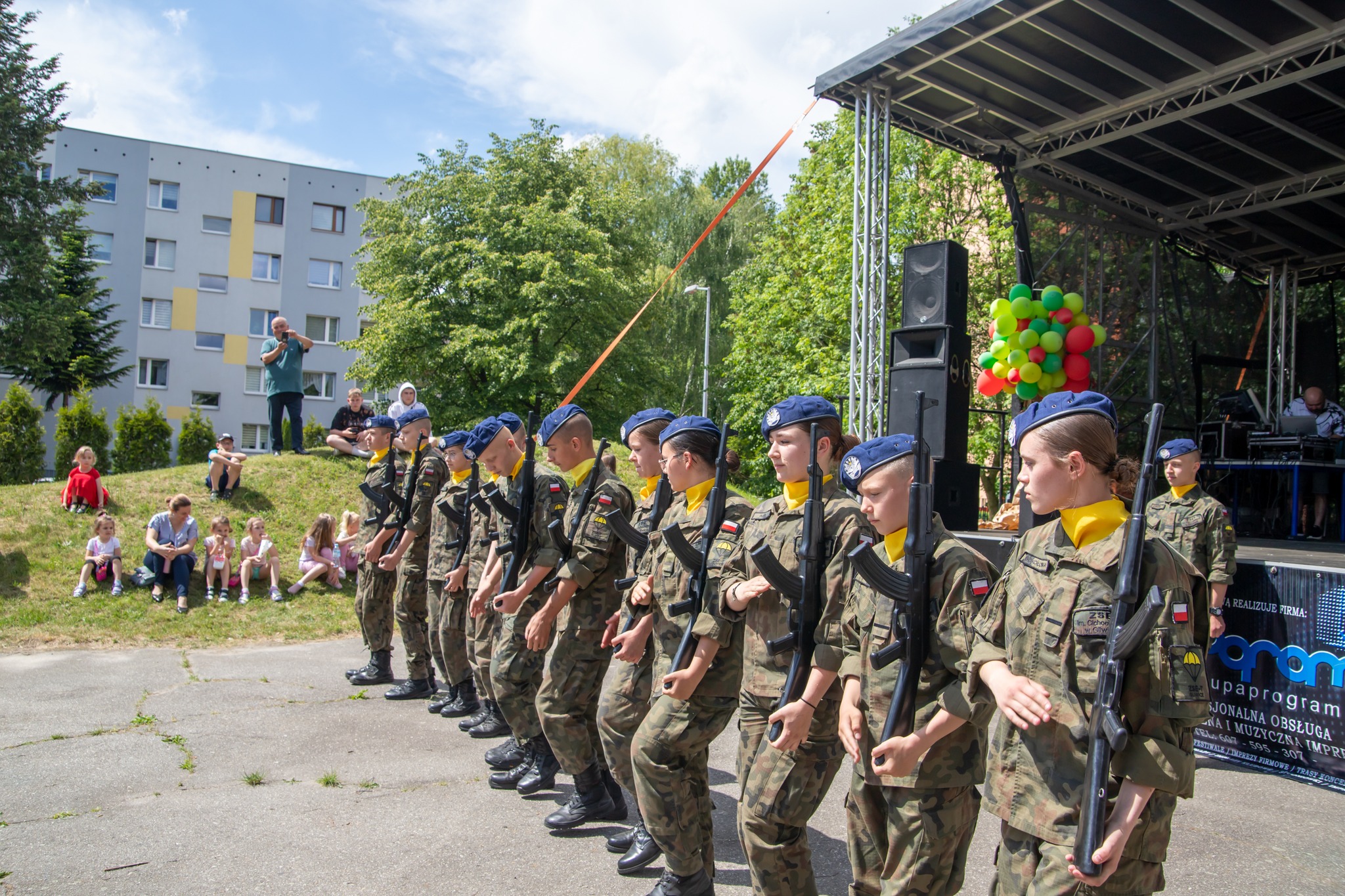 Uczniowie wojskowej klasy mundurowej w trakcie pokazu