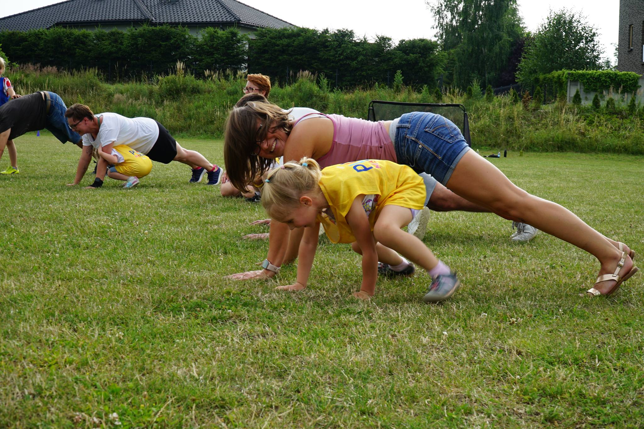 Mama trenująca z córką na trawie