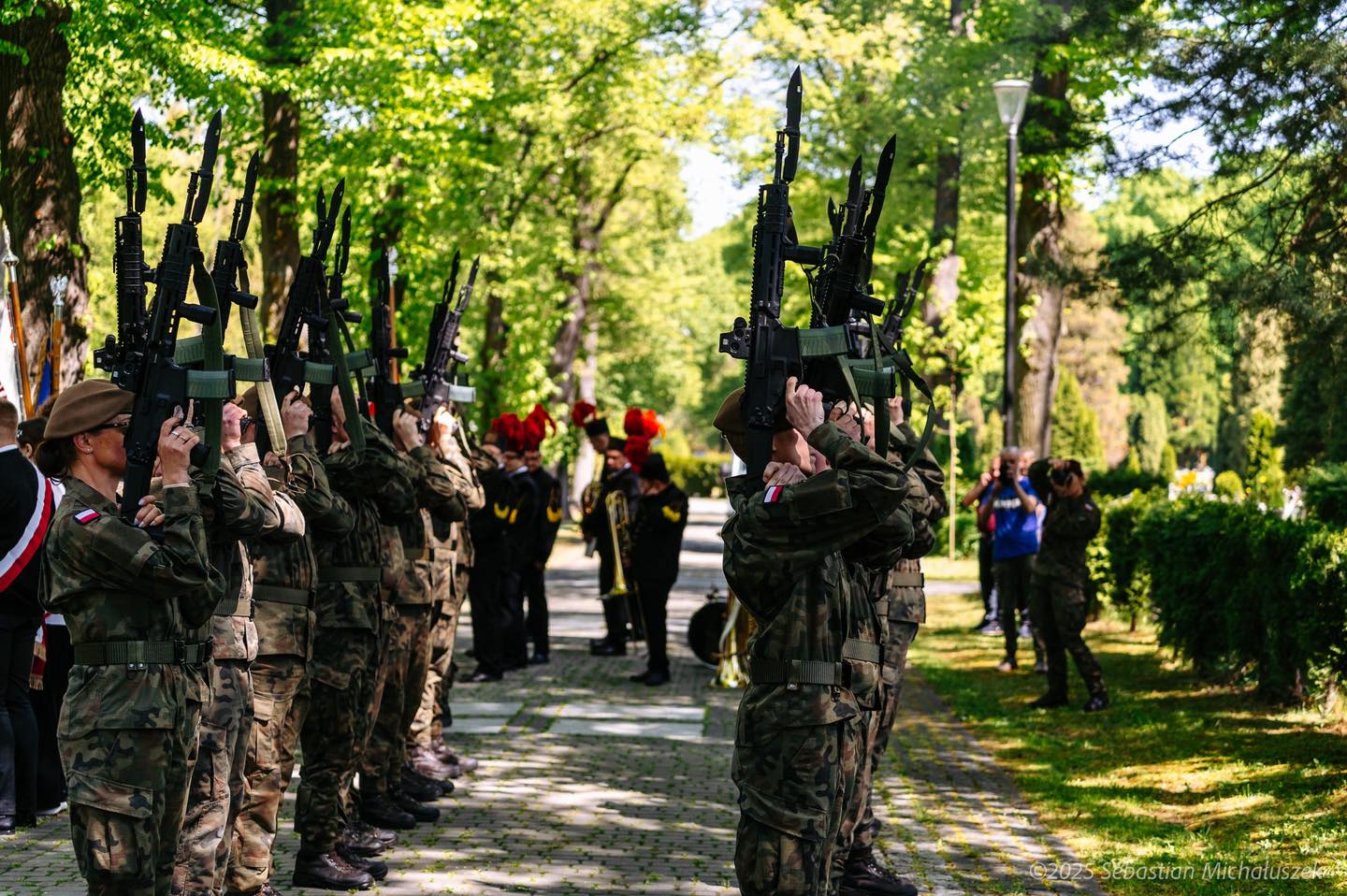Fot. S.Michałuszek/UM Gliwice żołnierze na cmentarzu Centralnym oddają salwę honorową
