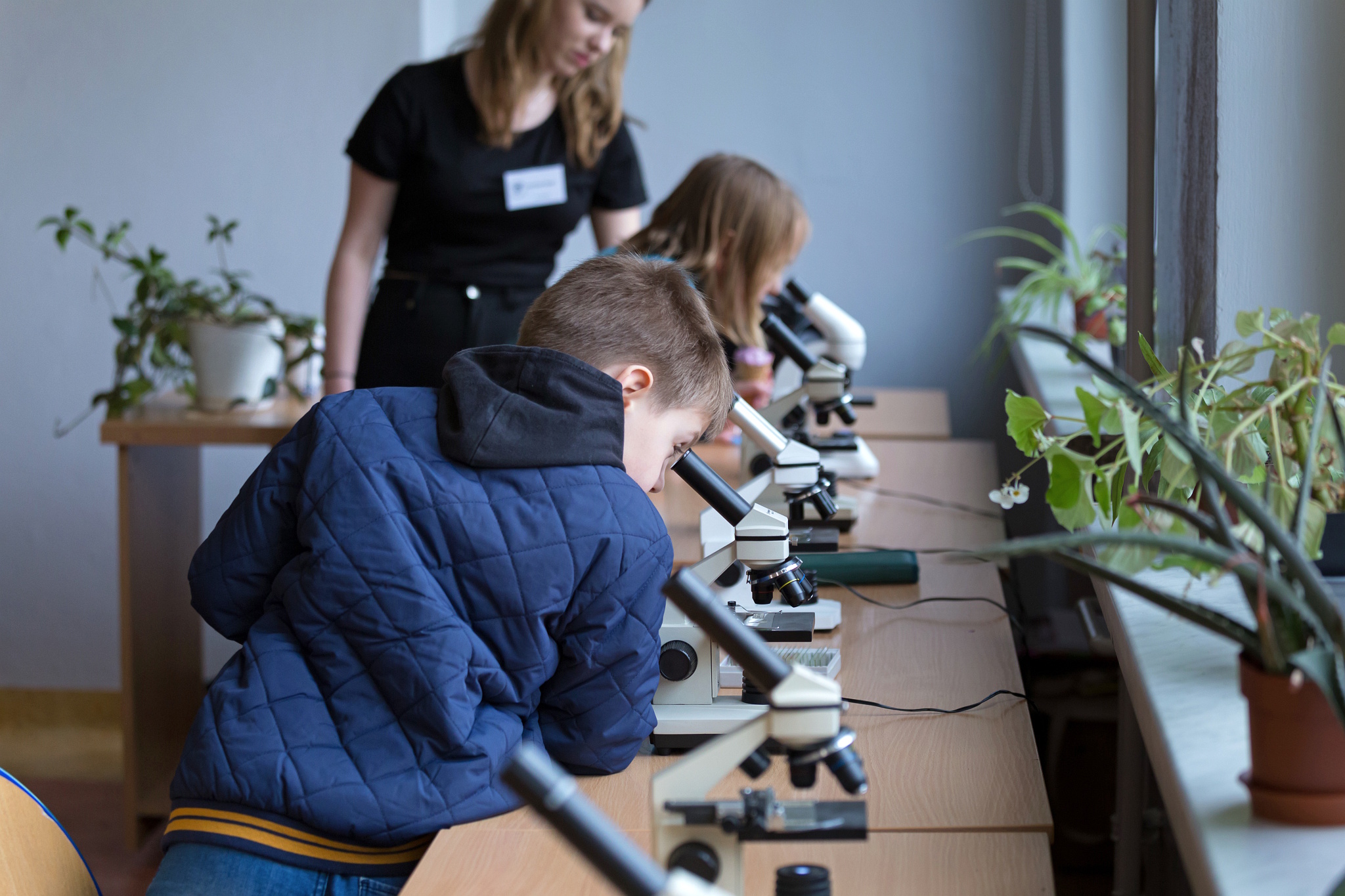 Chłopiec patrzący przez mikroskop