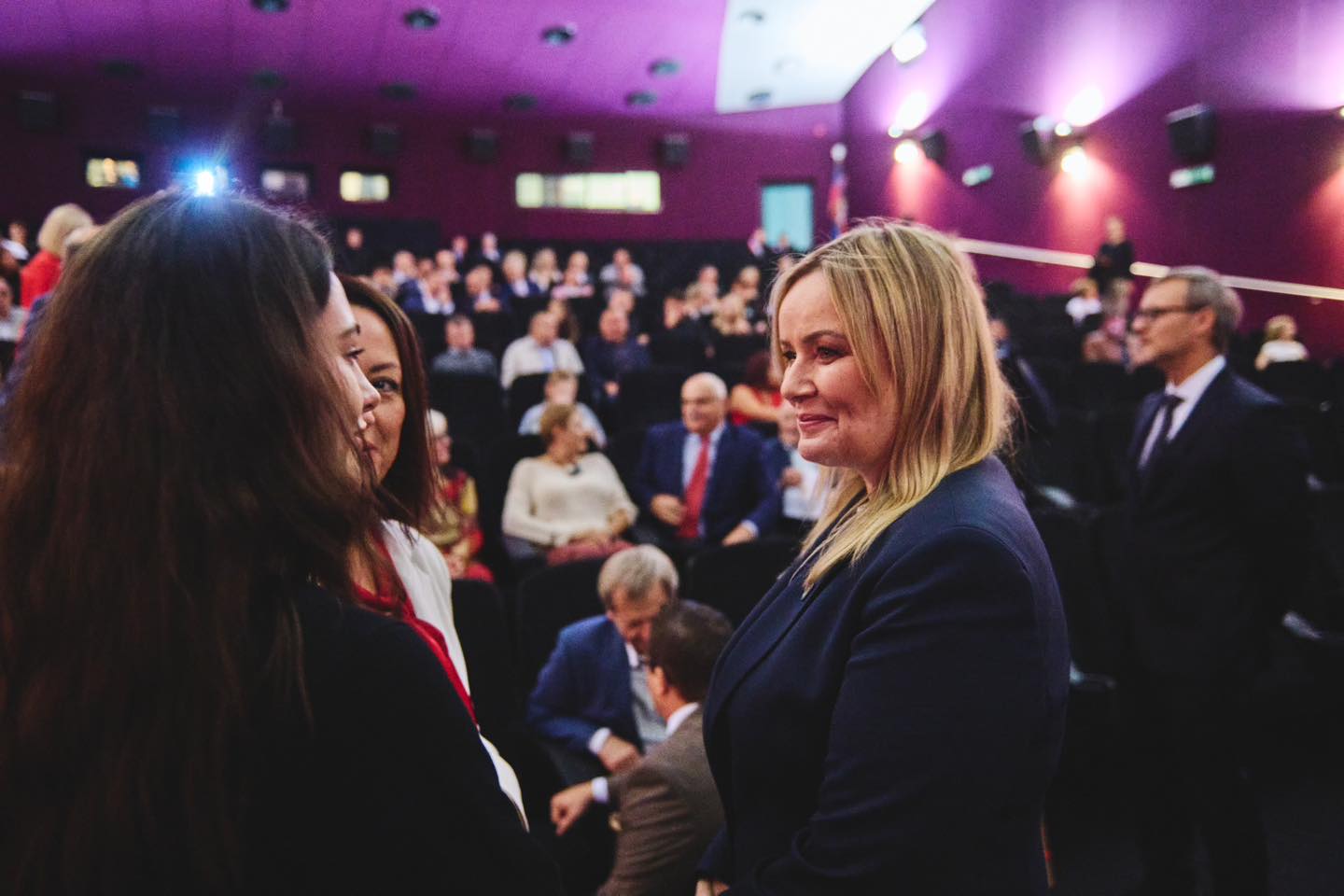 prezydent Gliwic rozmawia z kobietą. W tle inni ludzie