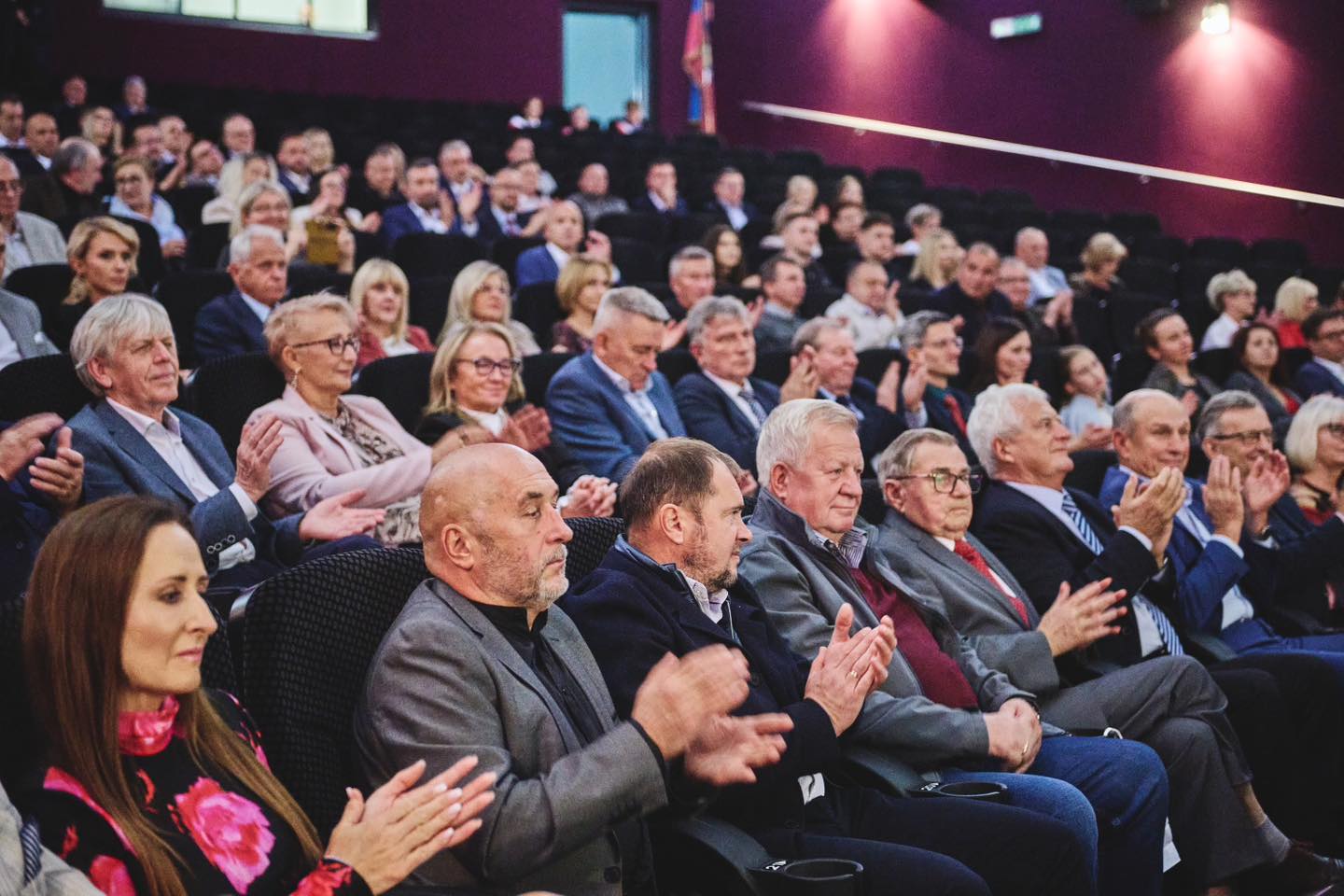 ludzie na fotelach kinowych