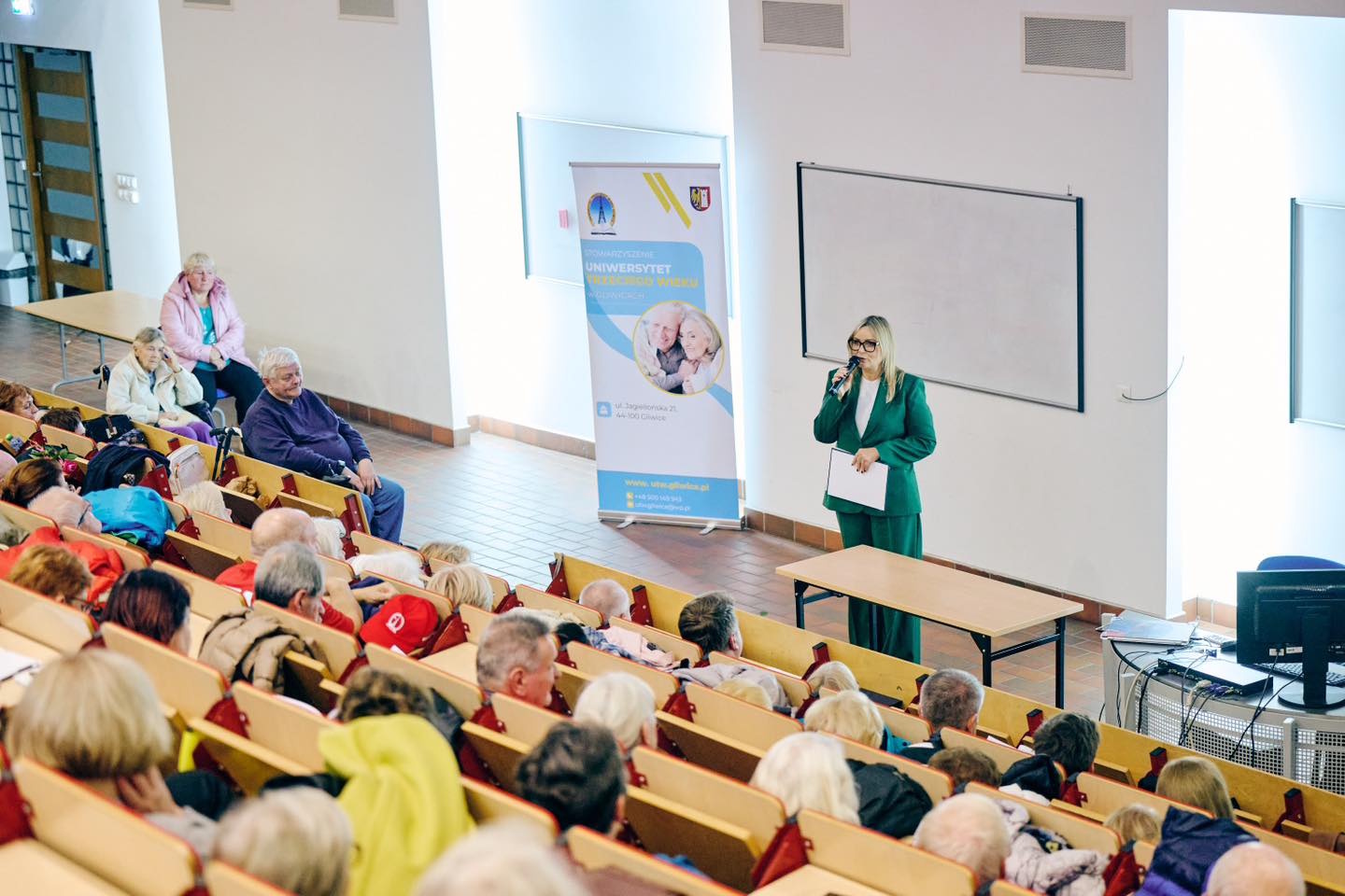 Prezydent Gliwic przemawiająca do seniorów z UTW