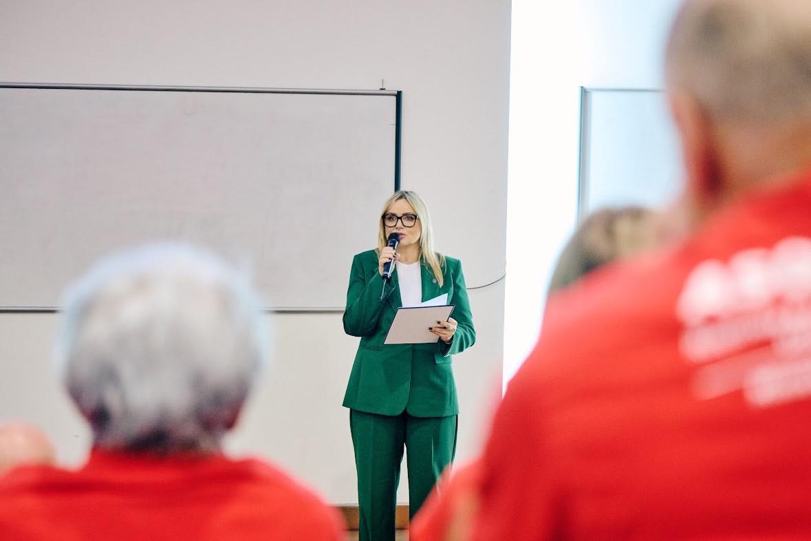 Prezydent Gliwic przemawiająca do seniorów z UTW