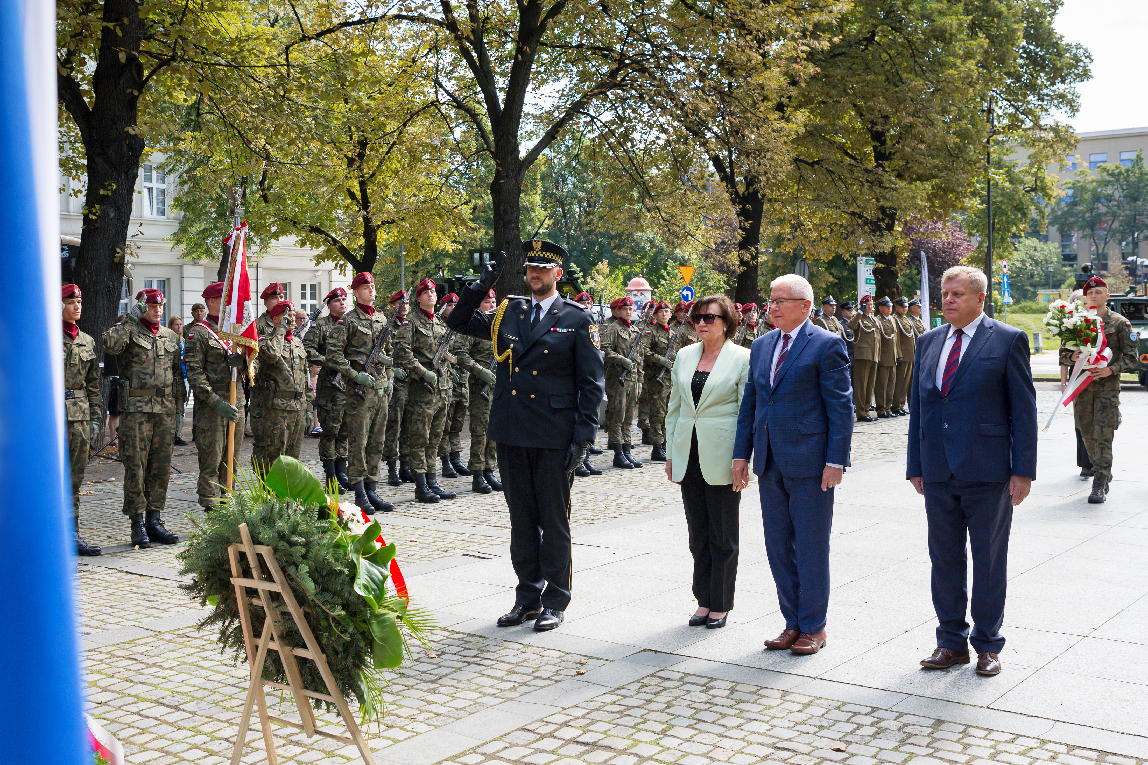 Delegacja władz miasta składająca kwiaty pod pomnikiem marszałka Józefa Piłsudskiego