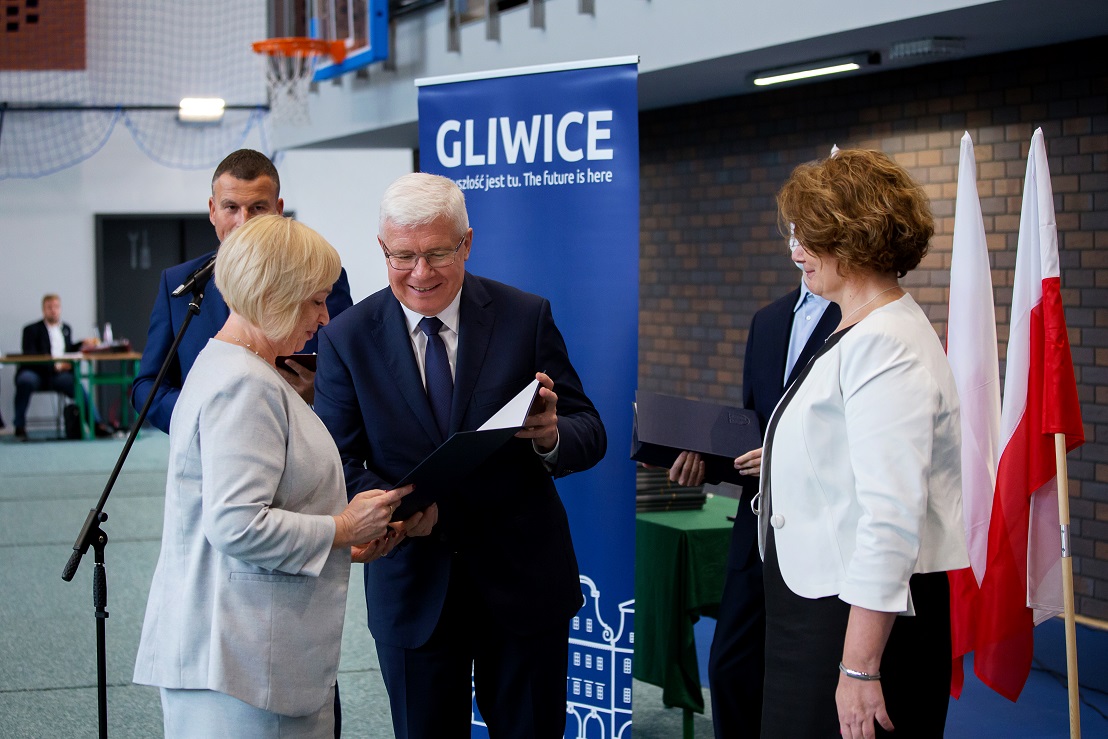 Prezydent Glwiic i zastępca prezydenta wręczają dyplom
