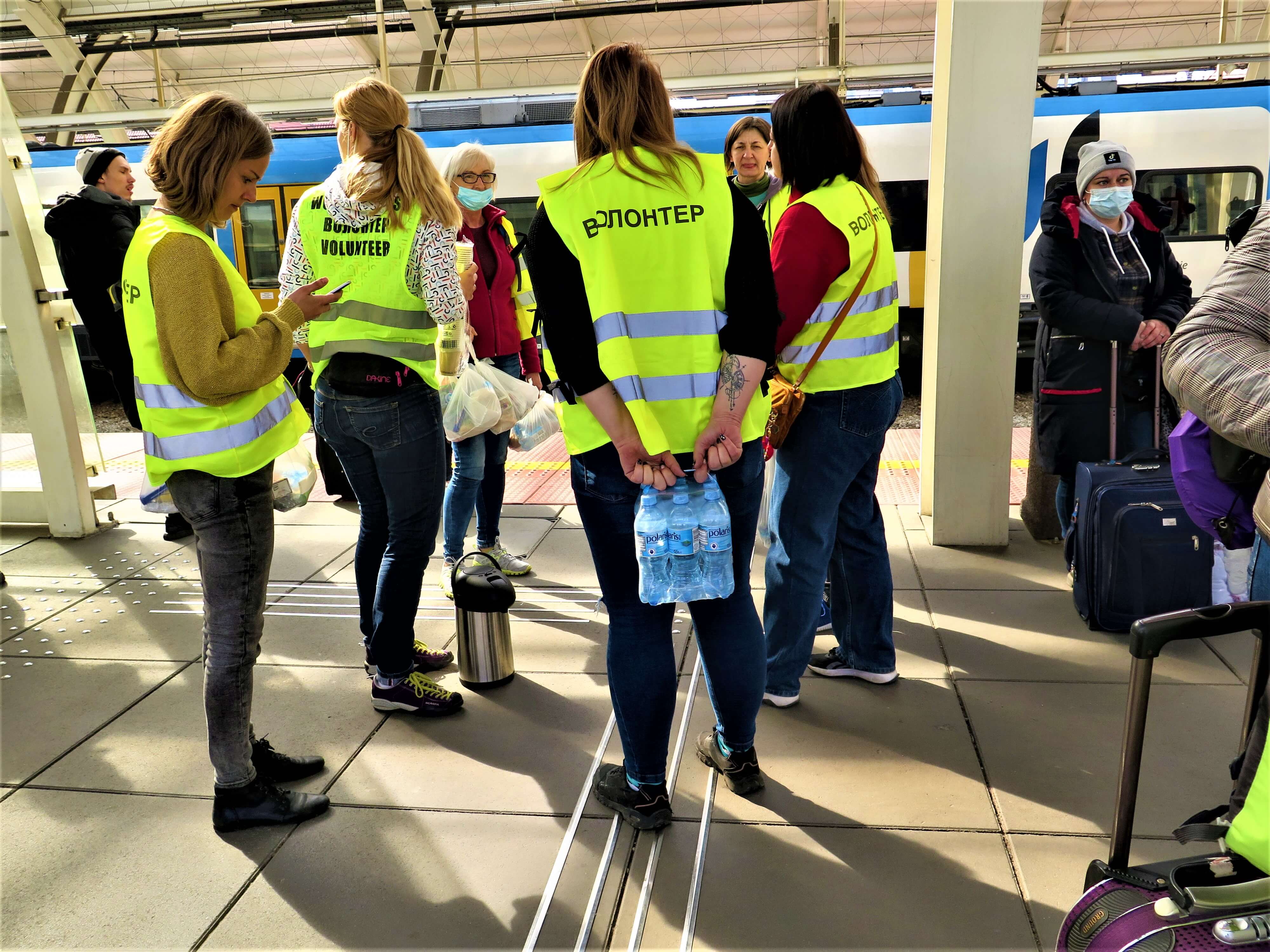 wolontariuszki w oczekiwaniu pociąg