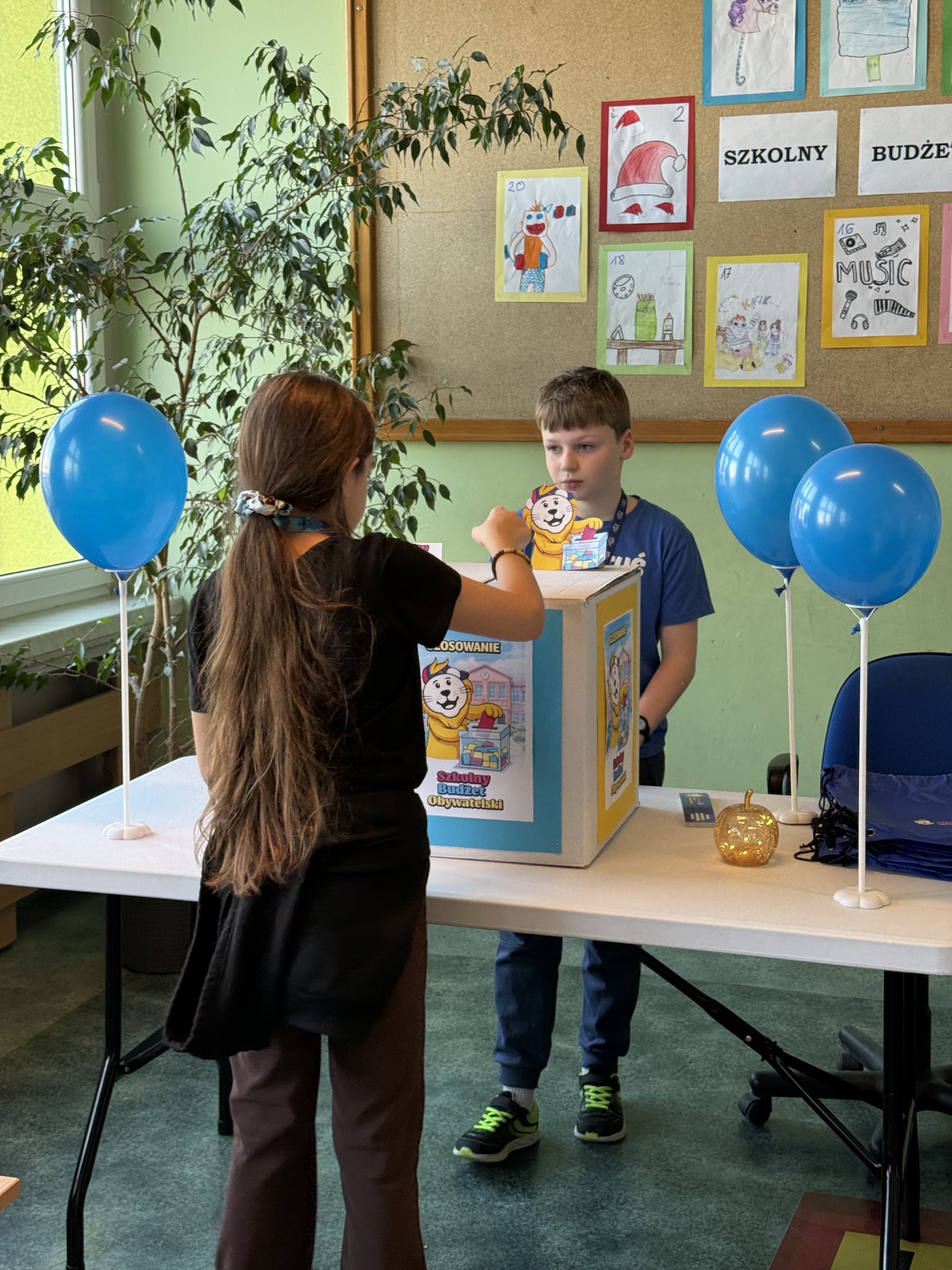 Dzieci głosujące w Szkolnym Budżecie Obywatelskim