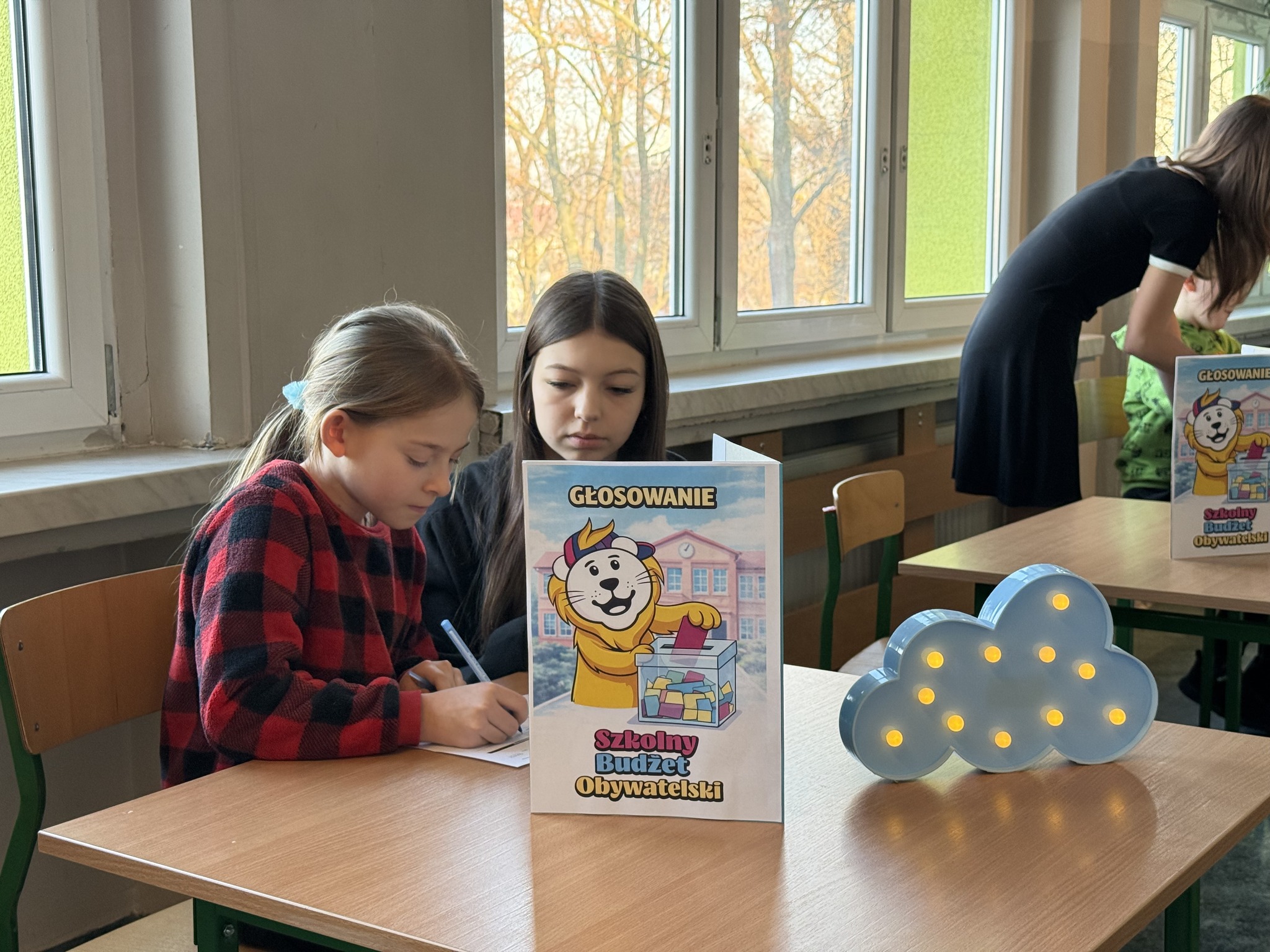 Dzieci głosujące w Szkolnym Budżecie Obywatelskim
