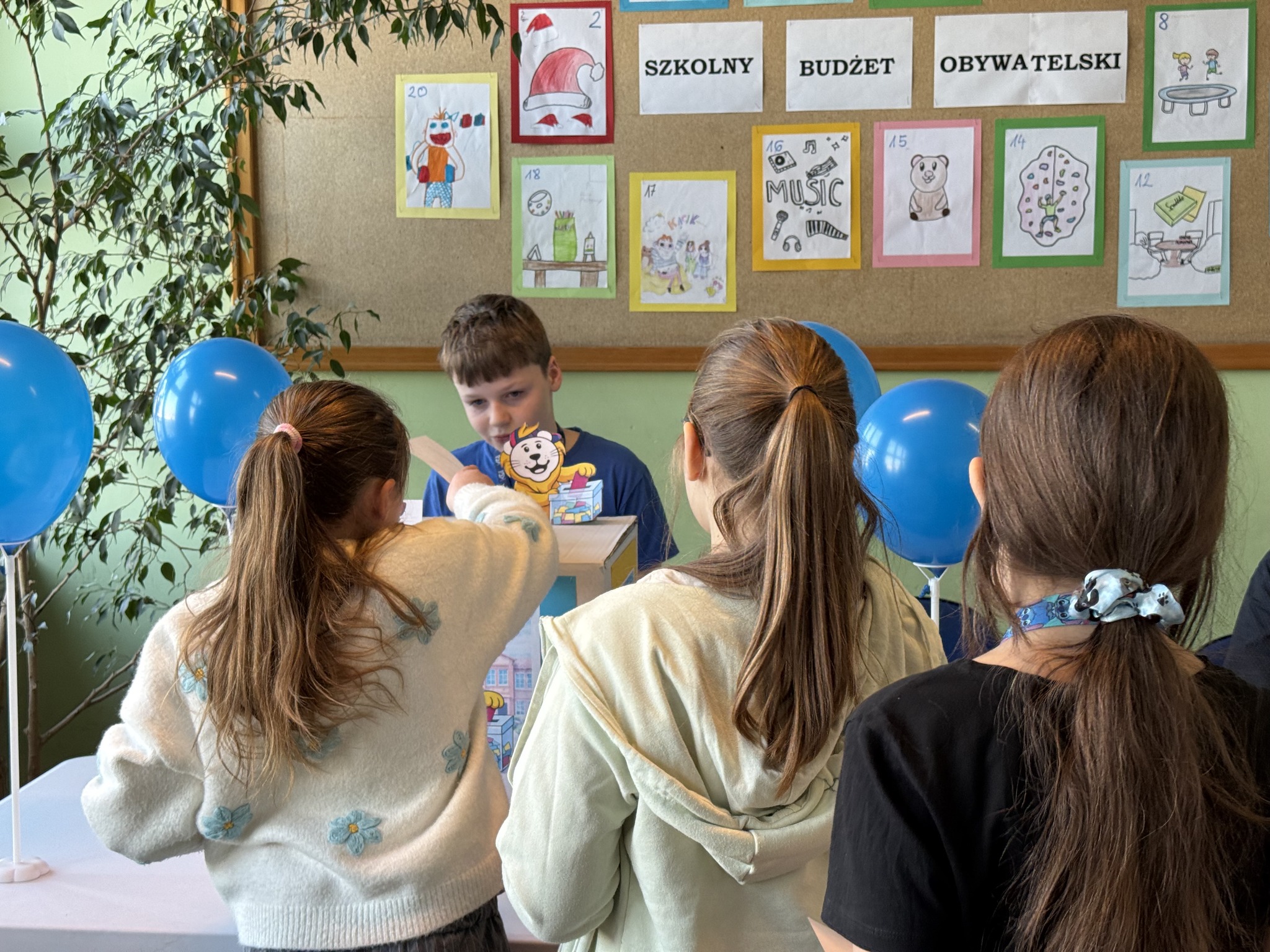 Dzieci głosujące w Szkolnym Budżecie Obywatelskim