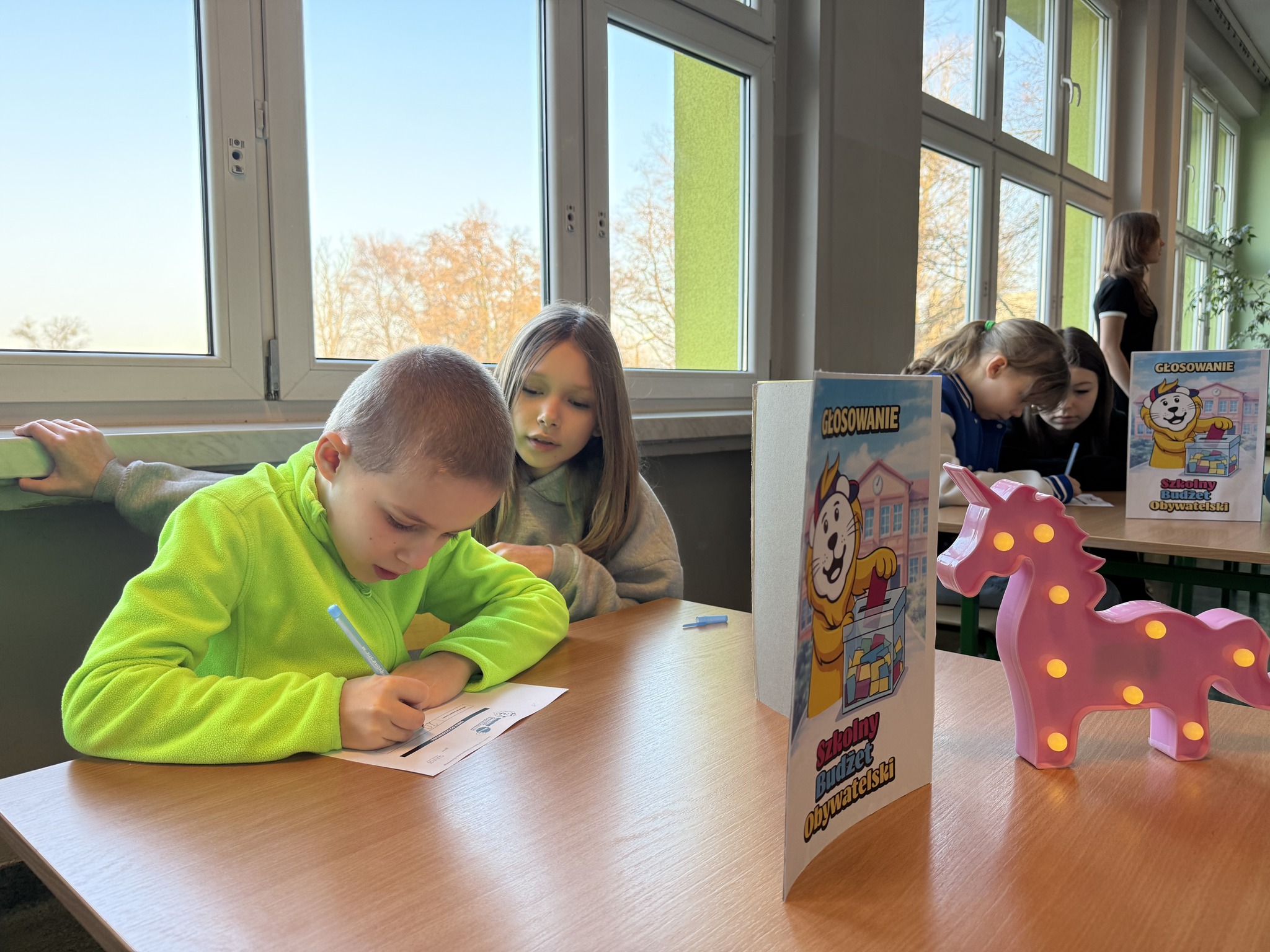 Dzieci głosujące w Szkolnym Budżecie Obywatelskim