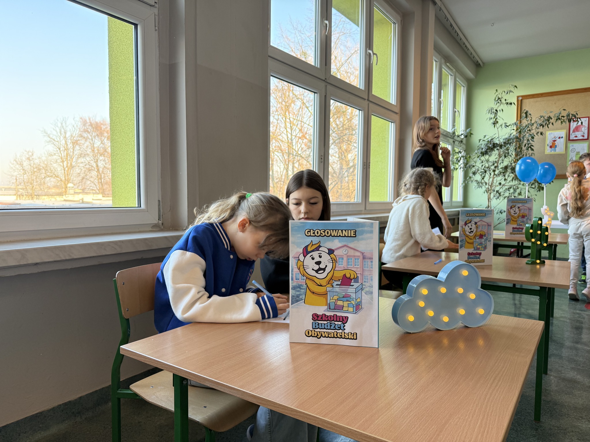 Dzieci głosujące w Szkolnym Budżecie Obywatelskim
