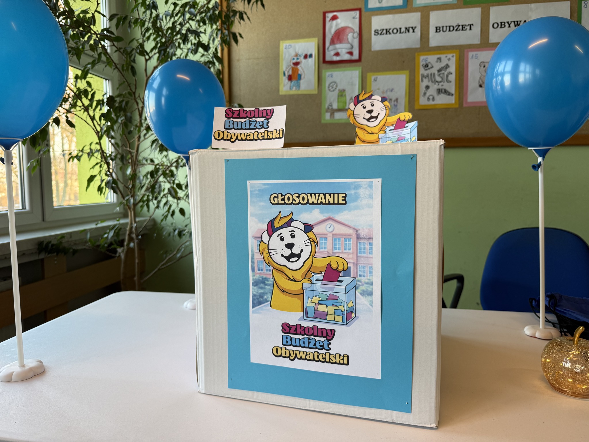 Dzieci głosujące w Szkolnym Budżecie Obywatelskim