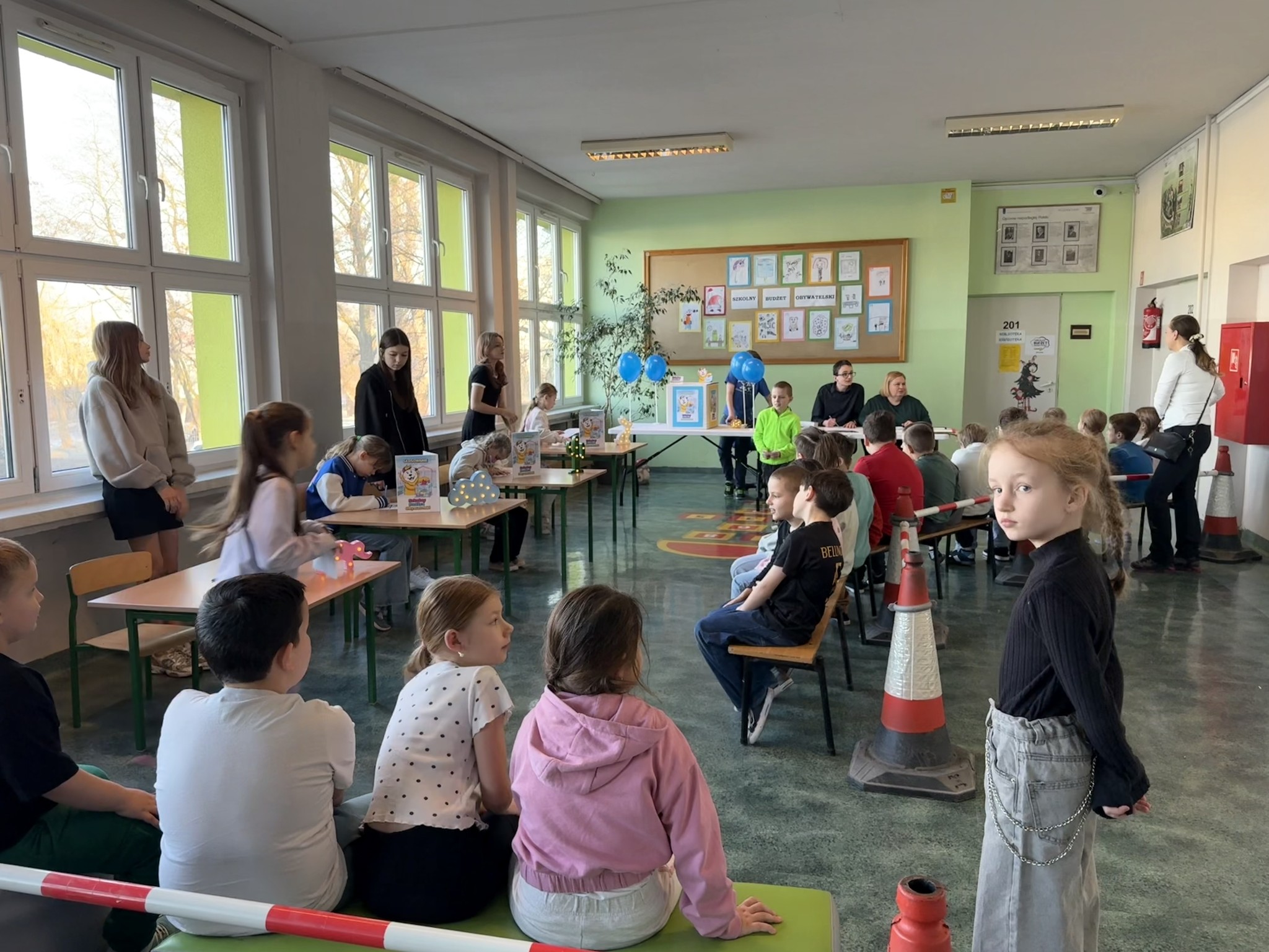 Dzieci głosujące w Szkolnym Budżecie Obywatelskim