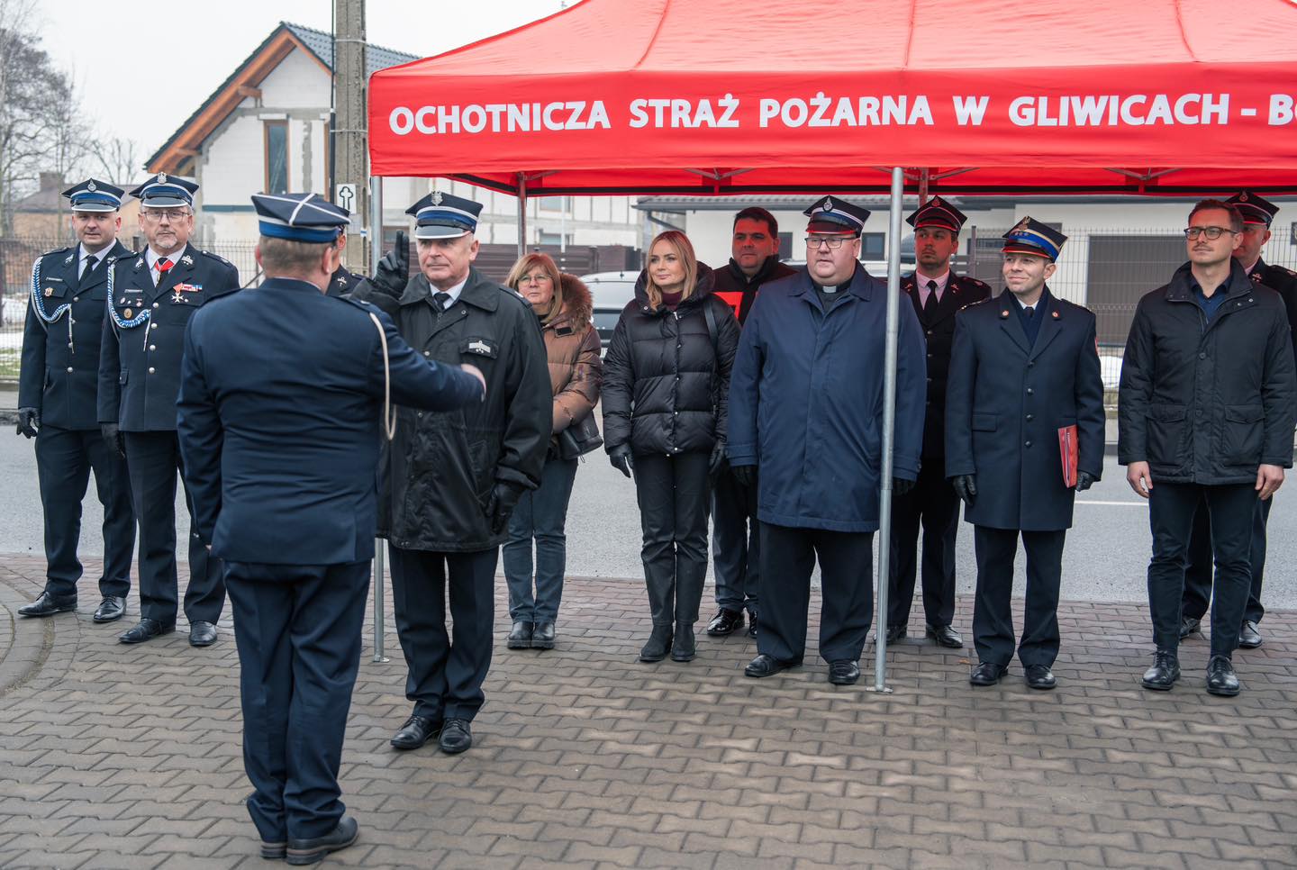 ludzie pod namiotem 
