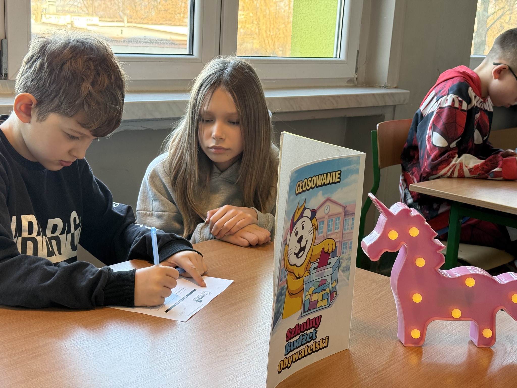 Dzieci głosujące w Szkolnym Budżecie Obywatelskim