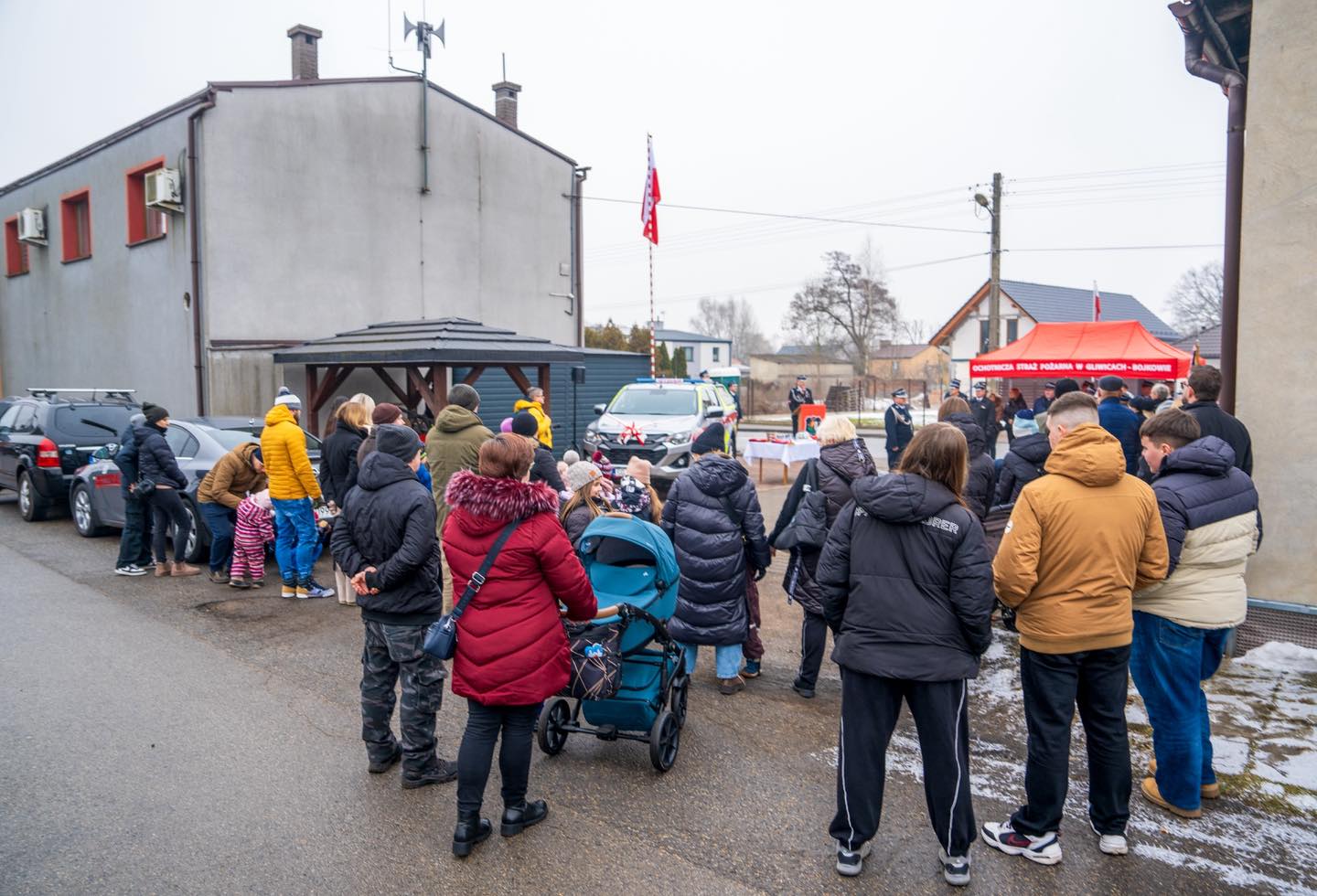 ludzie przy remizie strażackiej