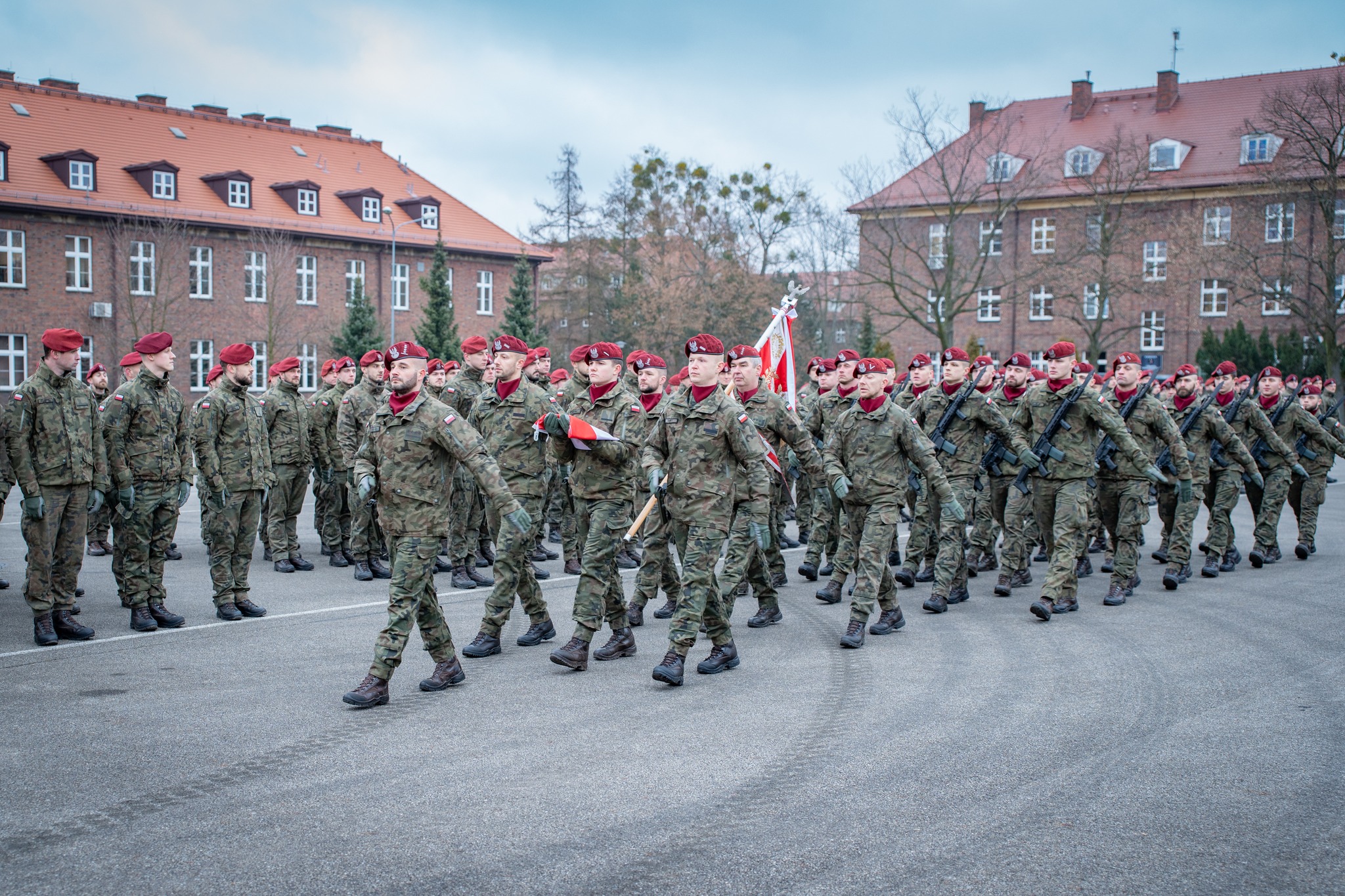 Maszerujący żołnierze