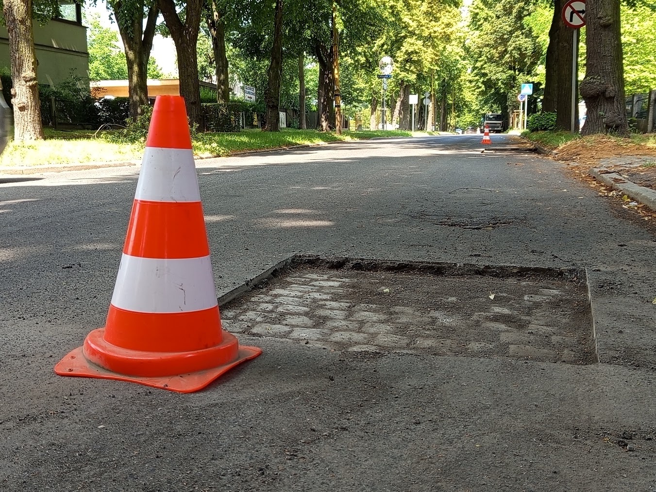 pachołek na jezdni