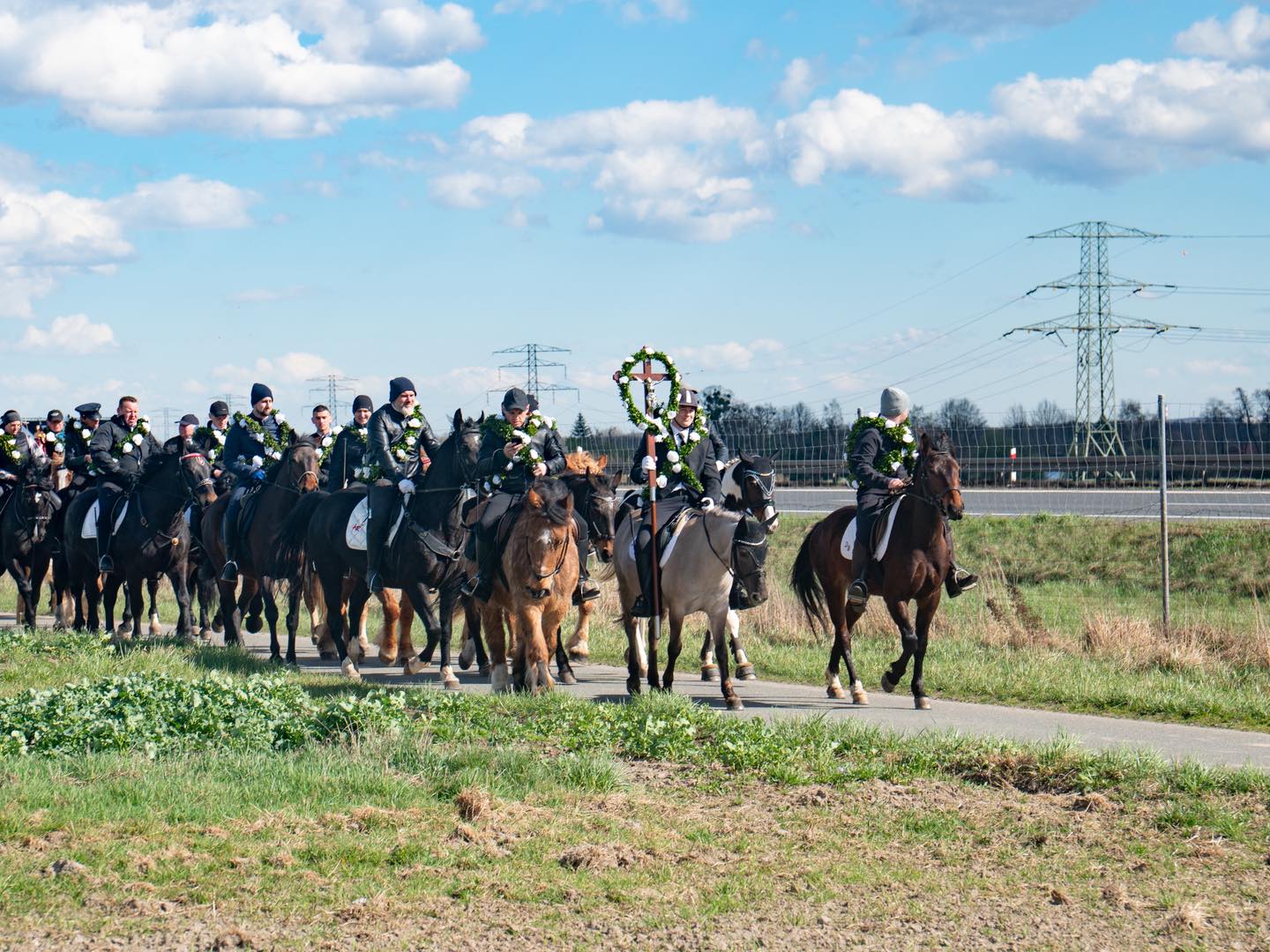jeźdźcy na koniach 