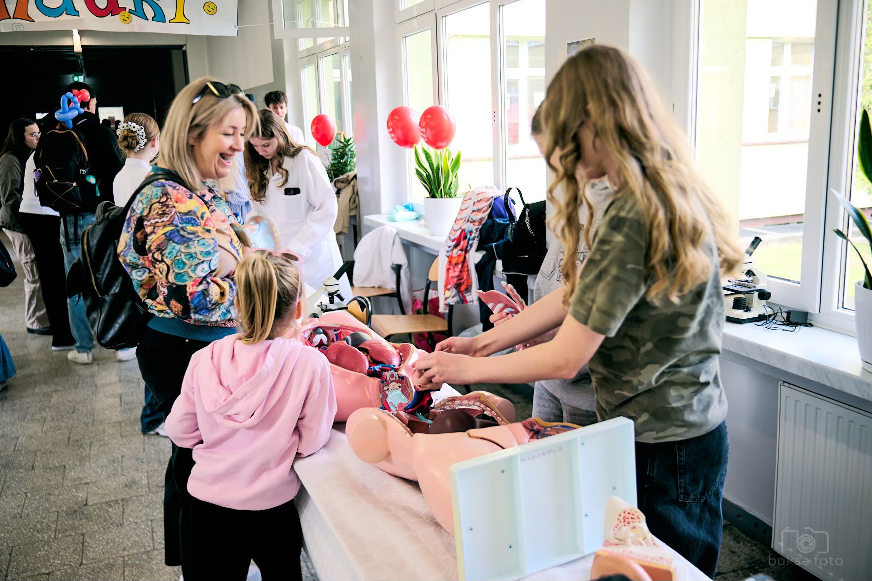 młodzi ludzie przy stoisku