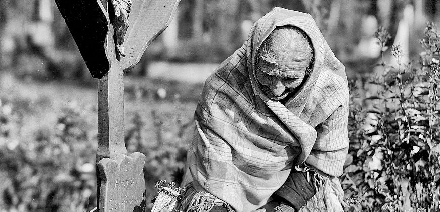 starsza kobieta na cmentarzu