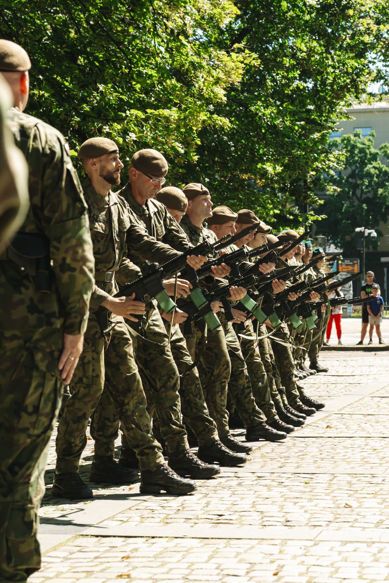 Żołnierze podczas salwy honorowej