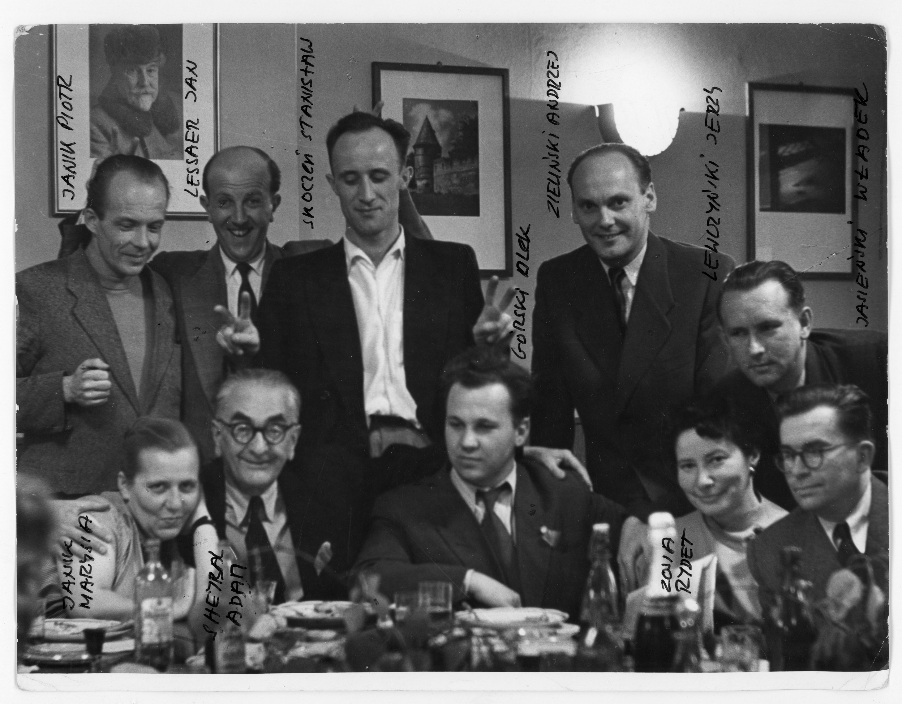zdjęcie elgancko ubranej grupy ludzi przy stoliku w sali restauracyjnej