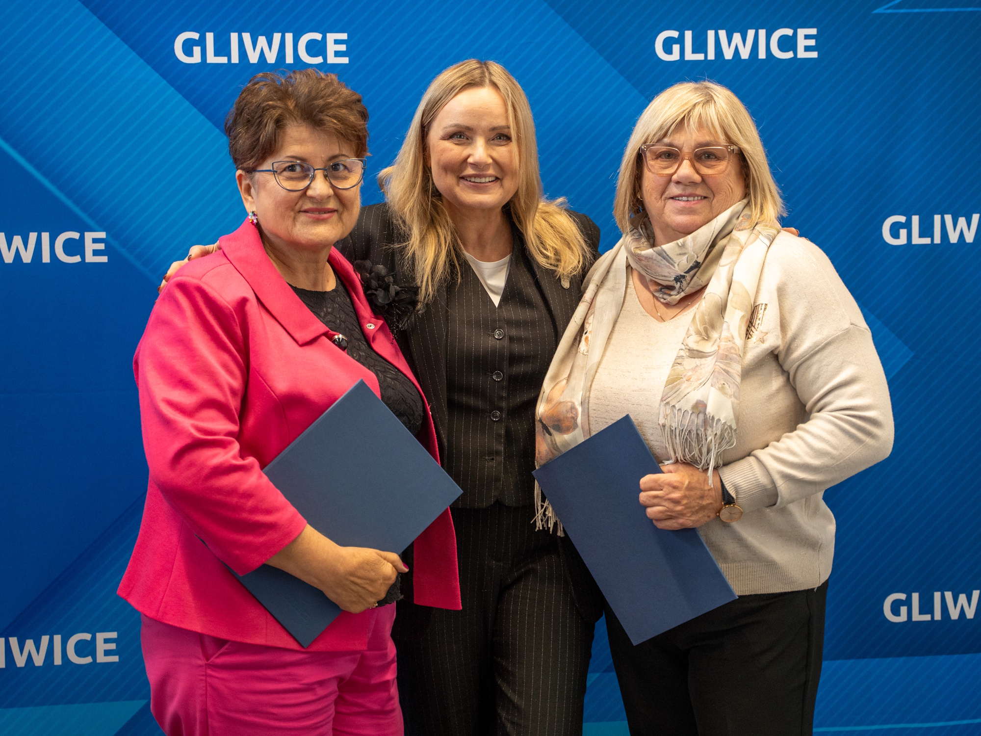 Wybrani w minioną niedzielę radni dzielnicowi z Kopernika uroczyście zainaugurowali swoją kadencję. 13 maja w Urzędzie Miejskim listy gratulacyjne oraz zaświadczenia o wyborze do rady dzielnicy wręczyli im prezydent Gliwic Katarzyna Kuczyńska-Budka oraz przewodniczący Rady Miasta Gliwice Marek Pszonak