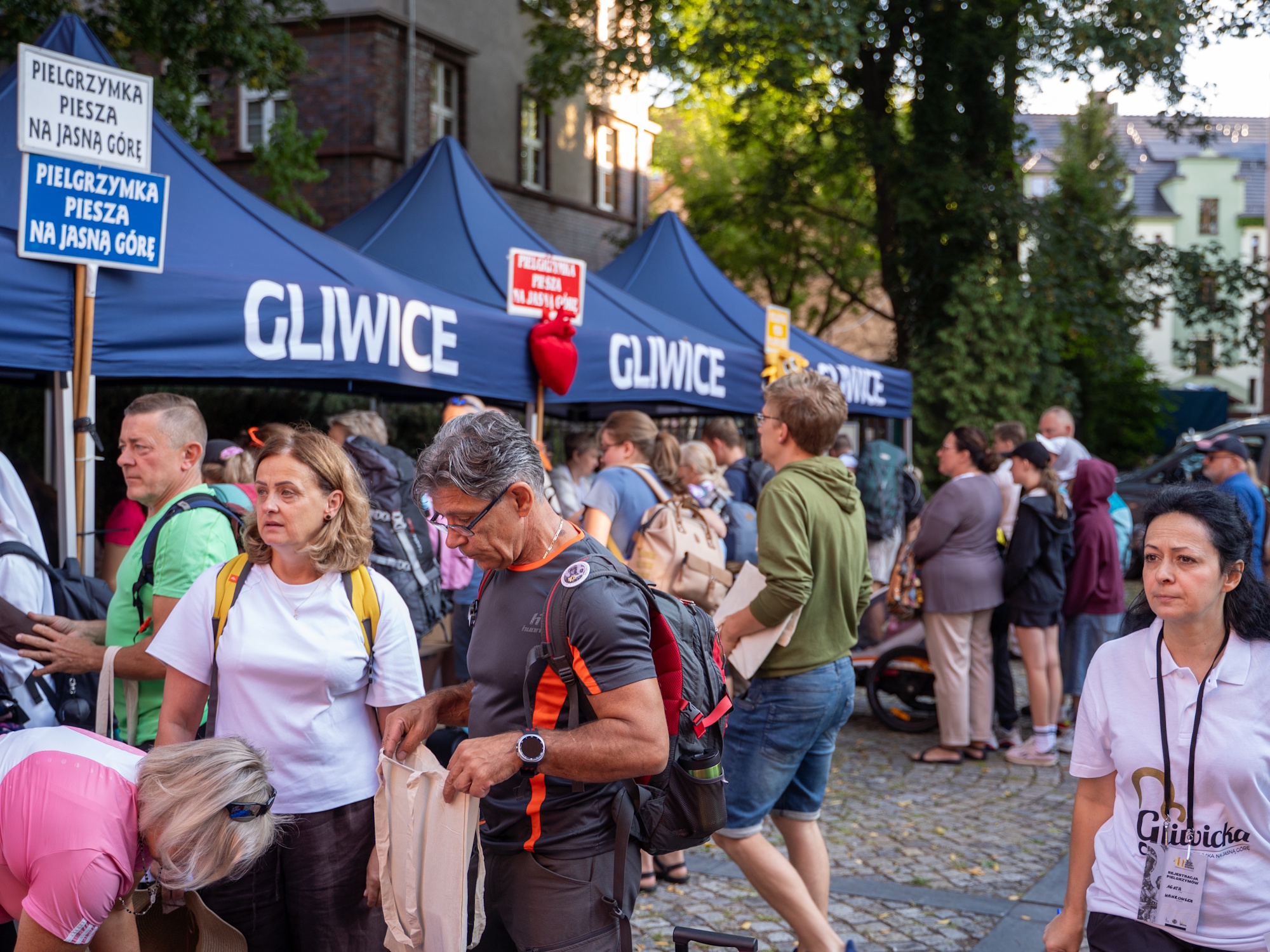ludzie czekający na wymarsz pielgrzymki