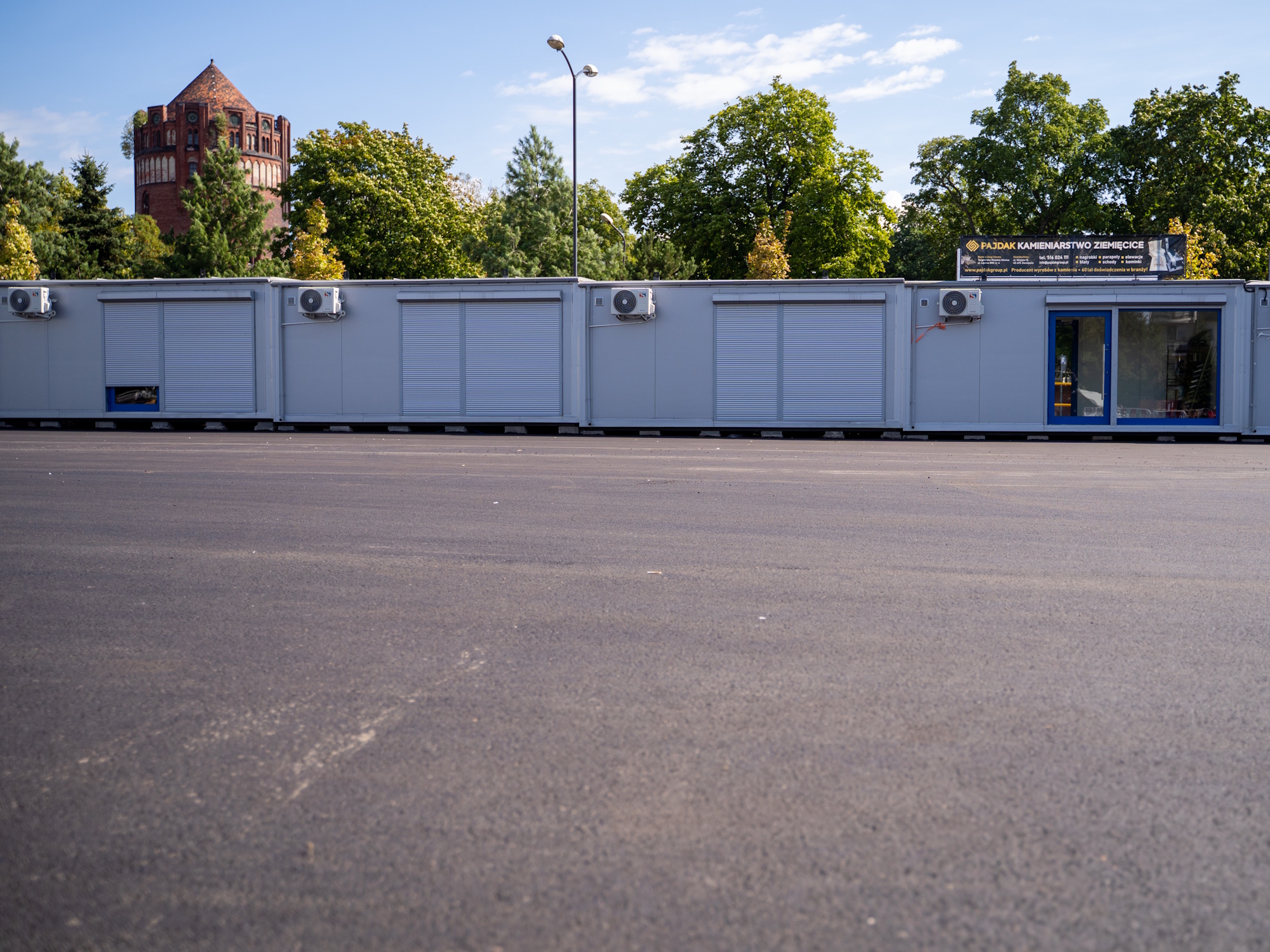 nowy asfalt na targowisku i budki sprzedawców