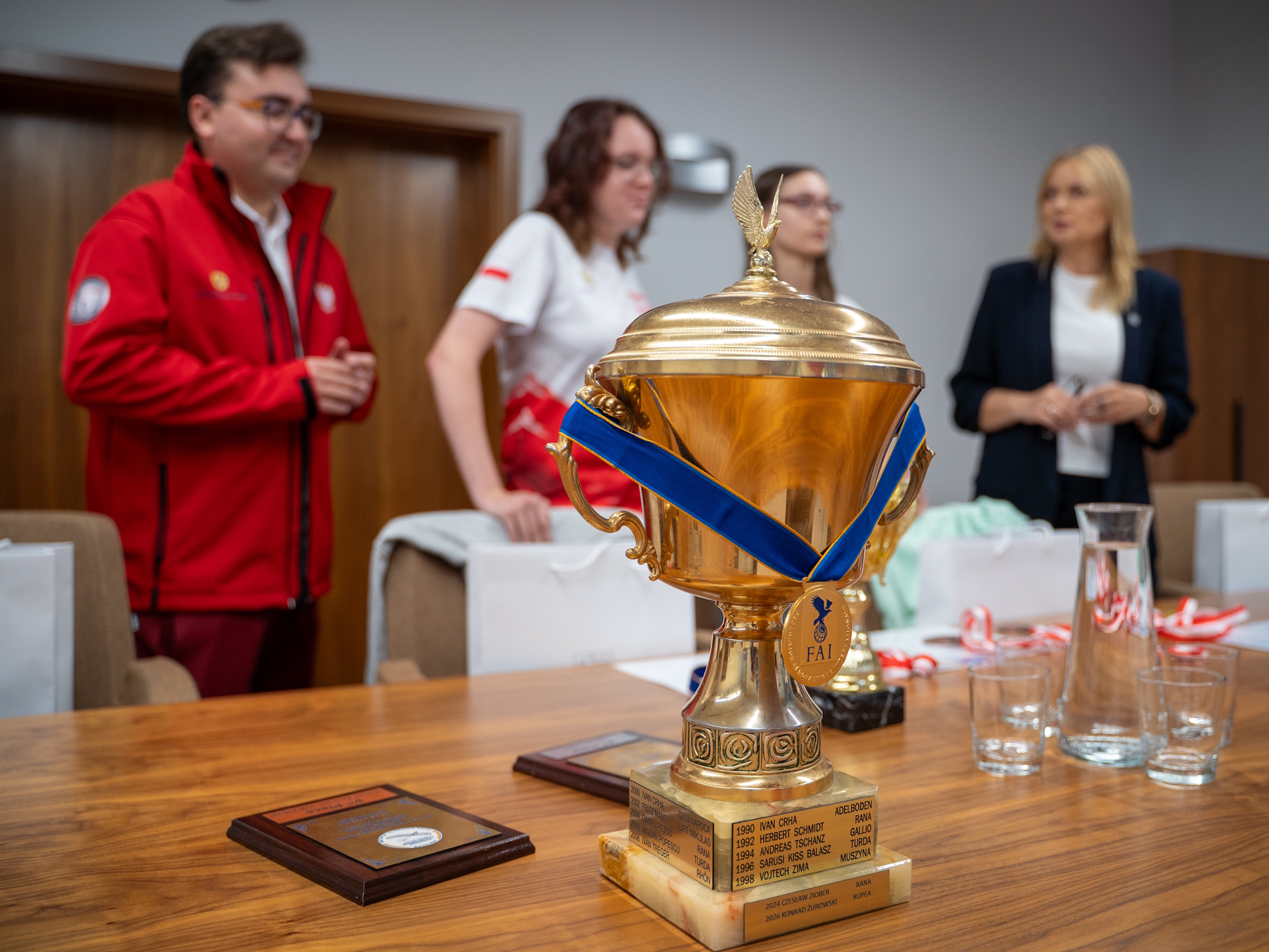 Prezydent Gliwic rozmawiająca z modelarzami